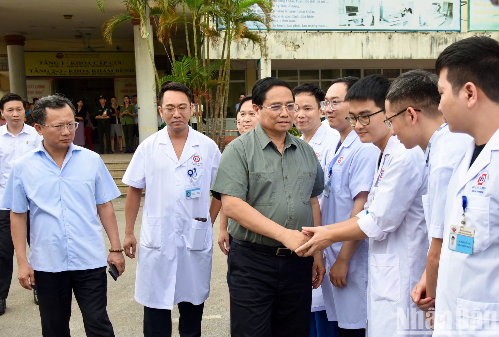 Minh Chinh alienta a los médicos del Hospital General de Quang Ninh.
