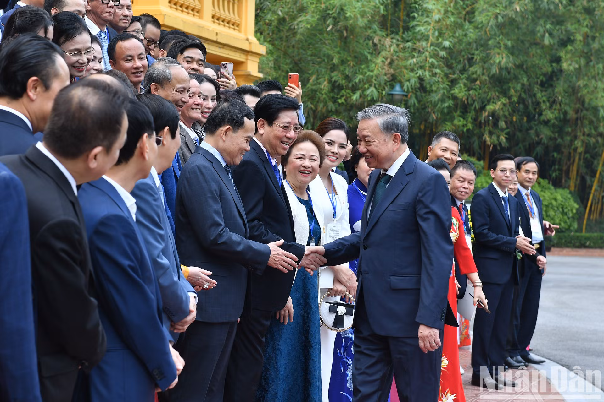 El secretario general del PCV y presidente de Vietnam, To Lam, y destacados empresarios.