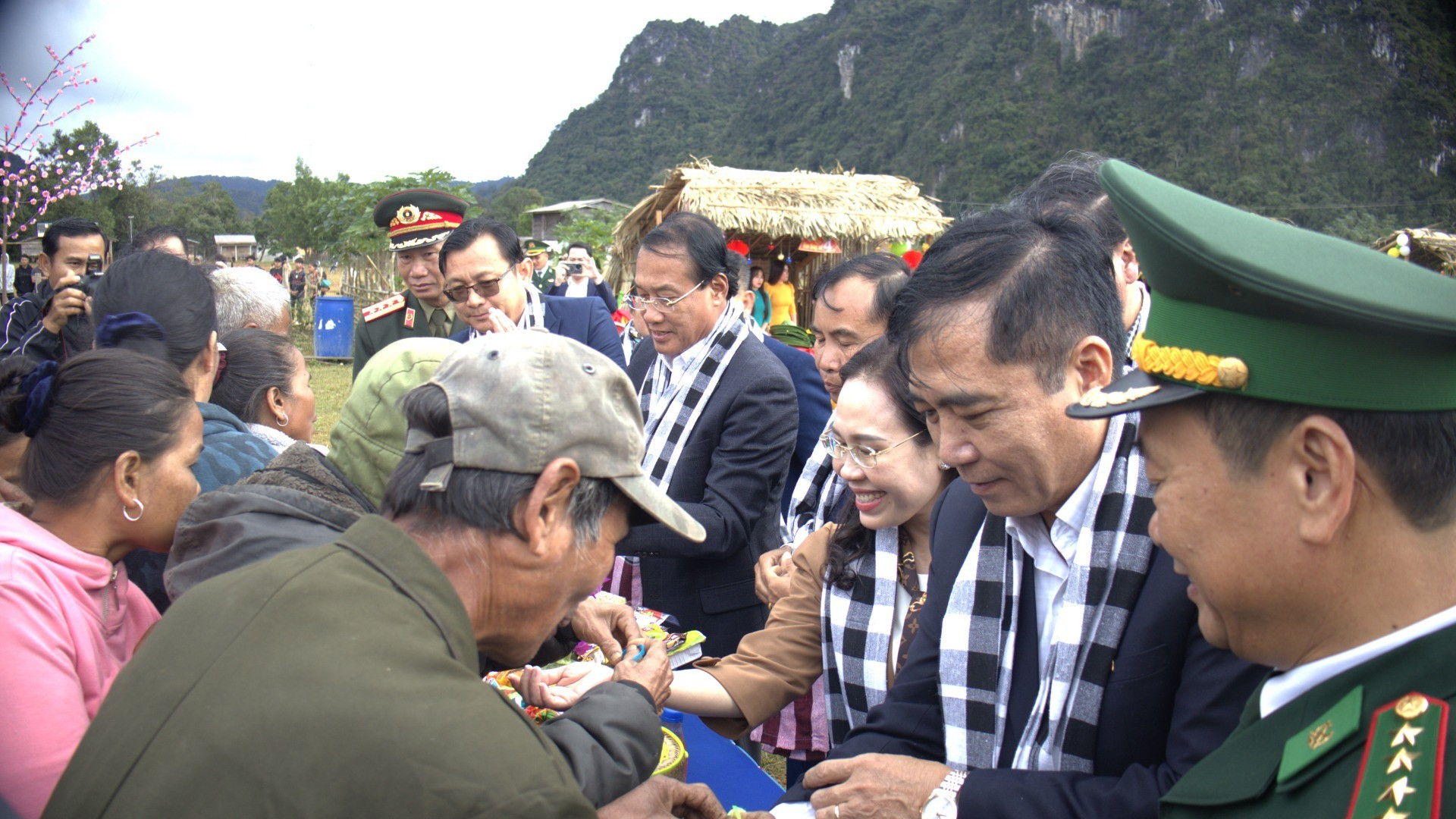 La ceremonia del baci (atar un hilo escarlata alrededor de la muñeca para traer suerte) es una costumbre del pueblo laosiano que muestra la hospitalidad hacia los invitados. La ceremonia del baci (atar un hilo escarlata alrededor de la muñeca para traer suerte) es una costumbre del pueblo laosiano que muestra la hospitalidad hacia los invitados.