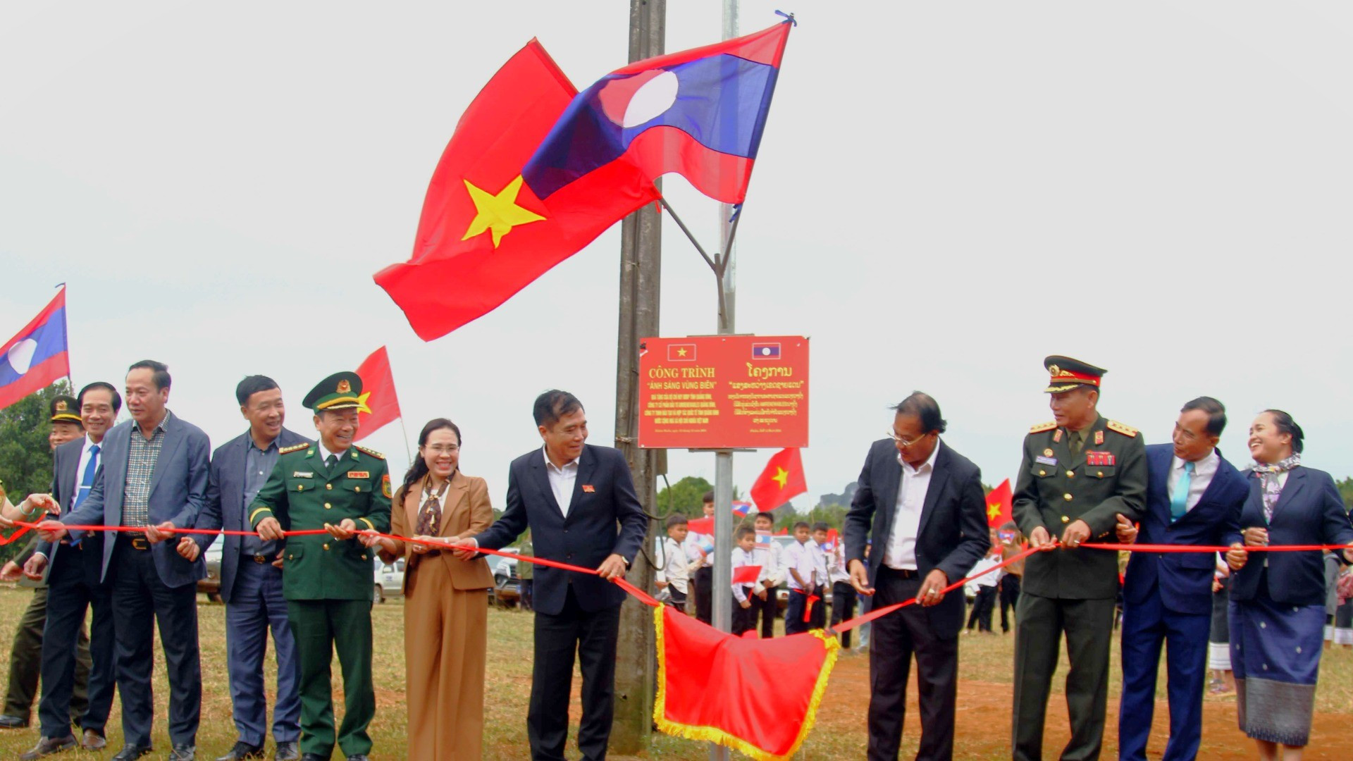 Los dirigentes de las dos provincias inauguran el proyecto de altavoces para aldeas remotas como obsequio a los habitantes de la aldea de Noong Ma. Los dirigentes de las dos provincias inauguran el proyecto de altavoces para aldeas remotas como obsequio a los habitantes de la aldea de Noong Ma.