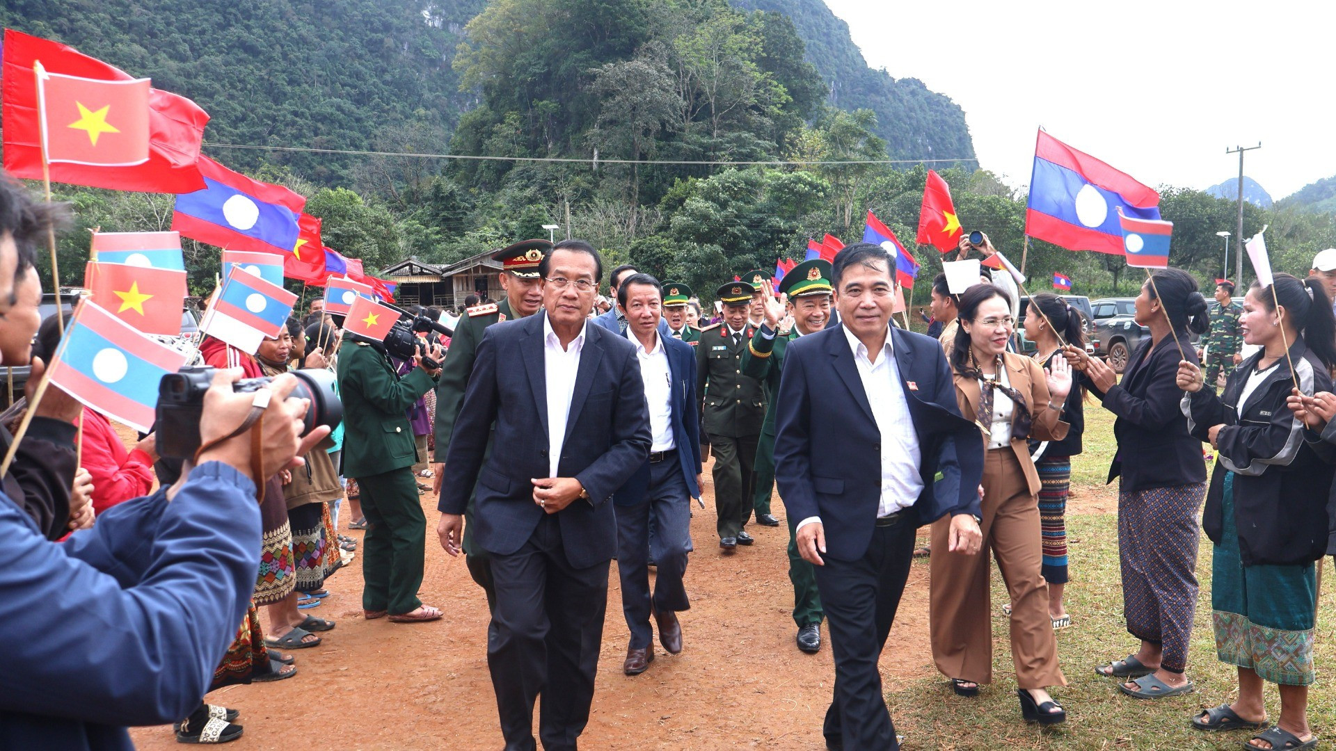 Los vietnamitas y los laosianos locales dan la bienvenida a los delegados de las provincias de Khammouane y Quang Binh. Los vietnamitas y los laosianos locales dan la bienvenida a los delegados de las provincias de Khammouane y Quang Binh.