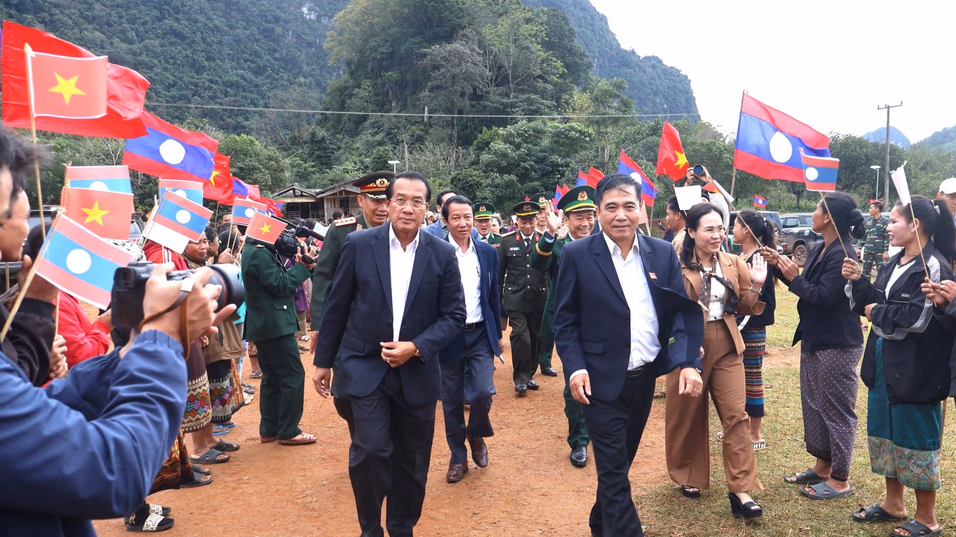 Los vietnamitas y los laosianos locales dan la bienvenida a los delegados de las provincias de Khammouane y Quang Binh.