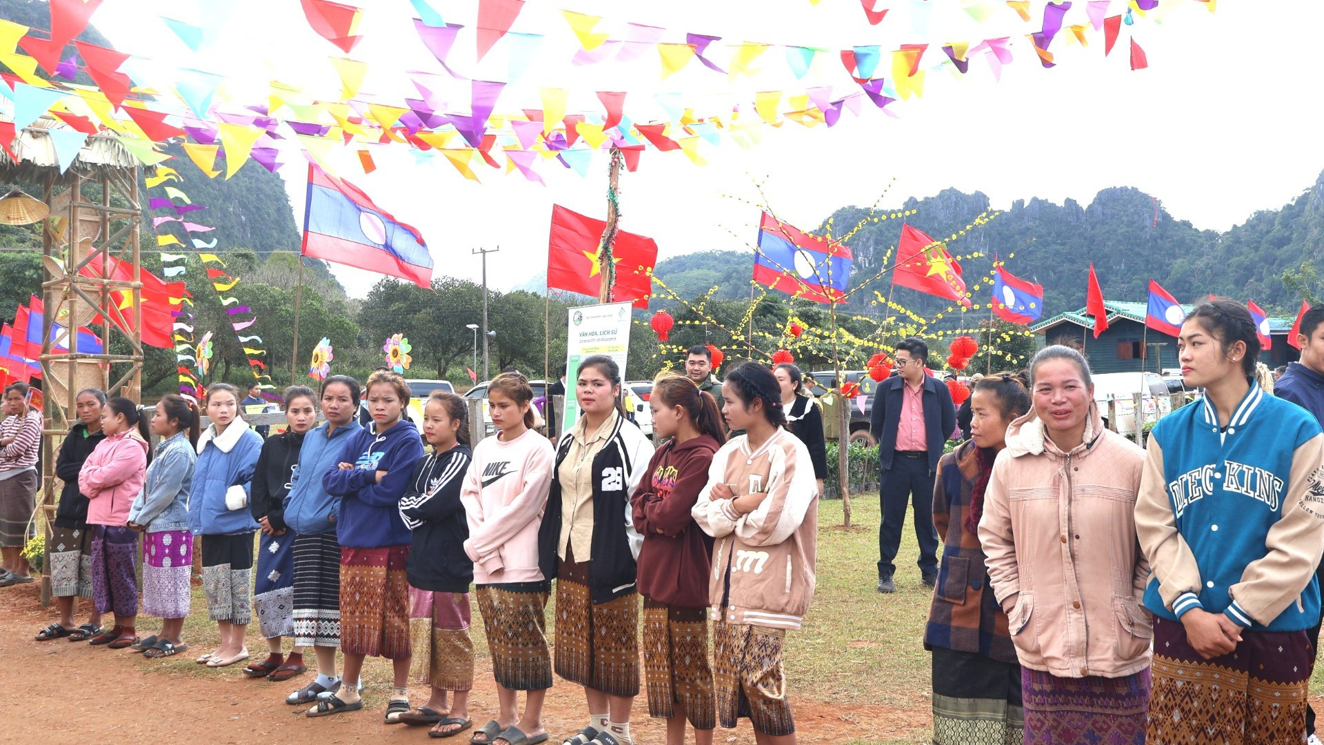 Las mujeres laosianas visten elegantemente y llegan temprano para disfrutar de la animada atmósfera del evento. Las mujeres laosianas visten elegantemente y llegan temprano para disfrutar de la animada atmósfera del evento.