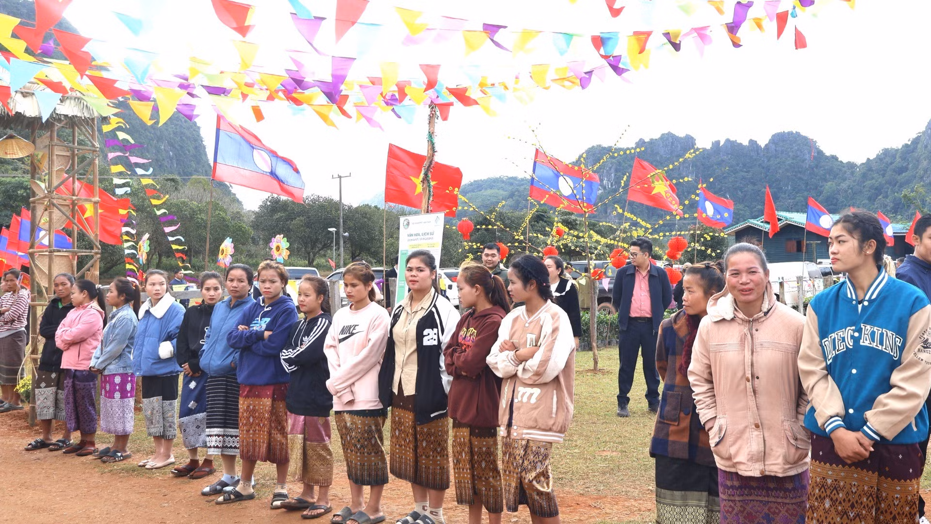 Las mujeres laosianas visten elegantemente y llegan temprano para disfrutar de la animada atmósfera del evento.