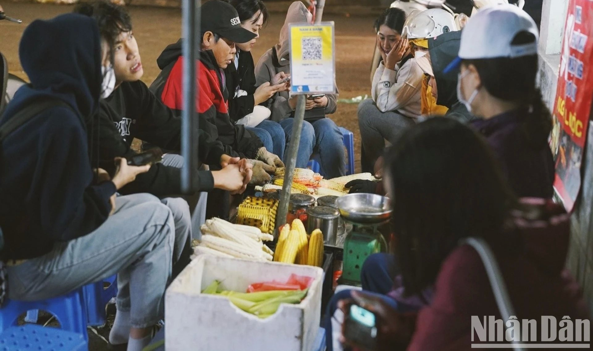 Aunque el tiempo es frío y lluvioso, los jóvenes de Hanói están llenos de ilusión tras esperar muchos días para disfrutar de platos asequibles en medio del helador clima. Aunque el tiempo es frío y lluvioso, los jóvenes de Hanói están llenos de ilusión tras esperar muchos días para disfrutar de platos asequibles en medio del helador clima.