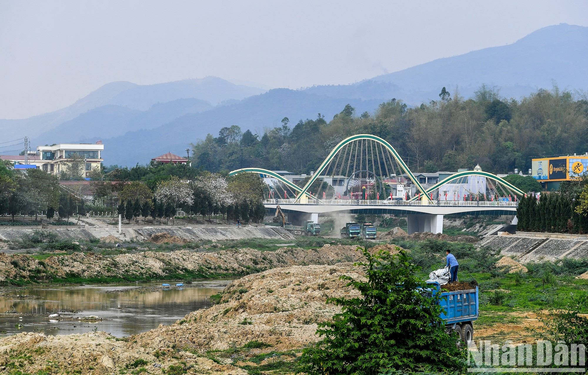 El nuevo proyecto del puente Thanh Binh sobre el río Nam Ron se abre oficialmente al tráfico el 1 de noviembre de 2023. El nuevo proyecto del puente Thanh Binh sobre el río Nam Ron se abre oficialmente al tráfico el 1 de noviembre de 2023.