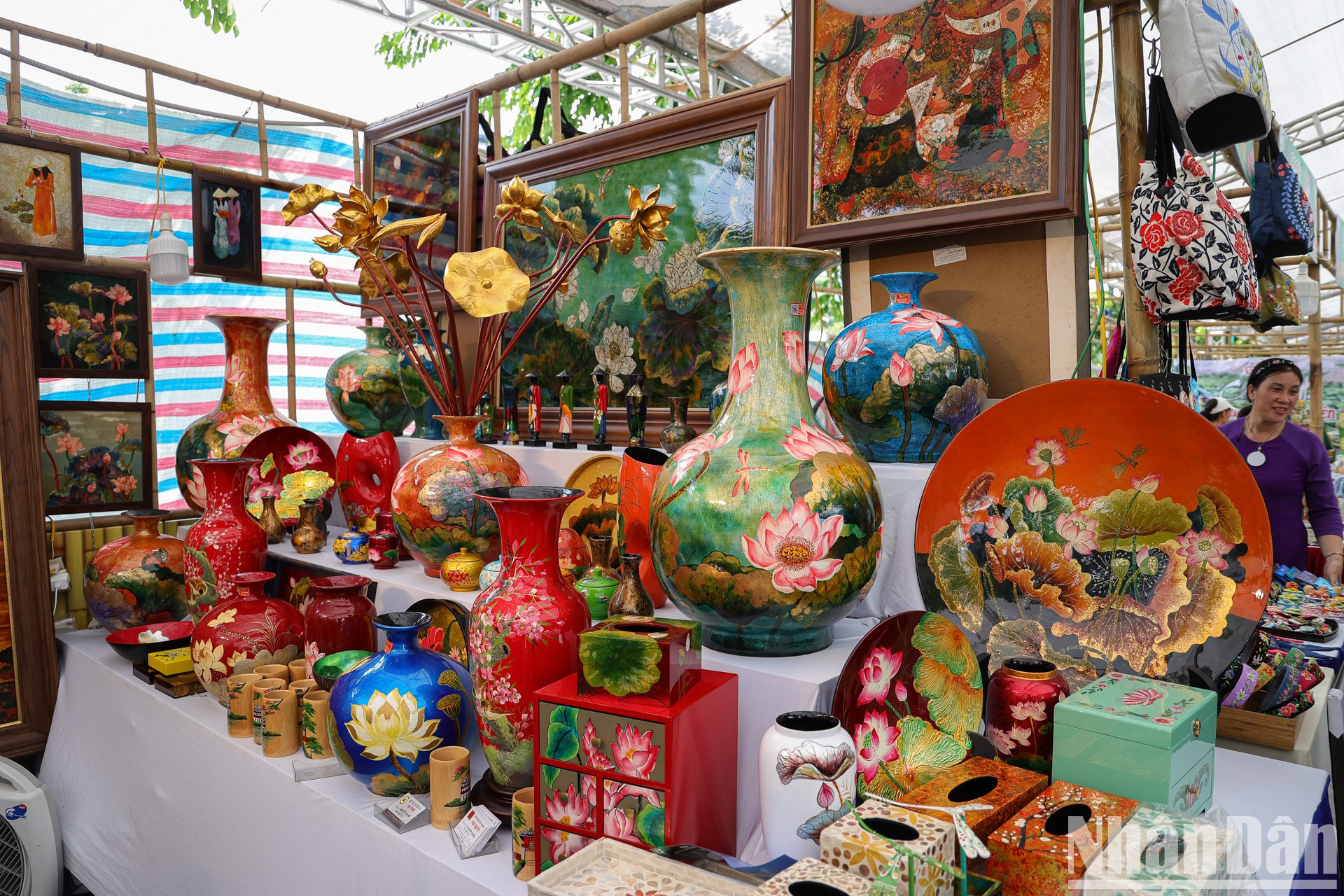 En el evento también atraen la atención de los visitantes los productos artesanales y lacados sobre loto. En el evento también atraen la atención de los visitantes los productos artesanales y lacados sobre loto.
