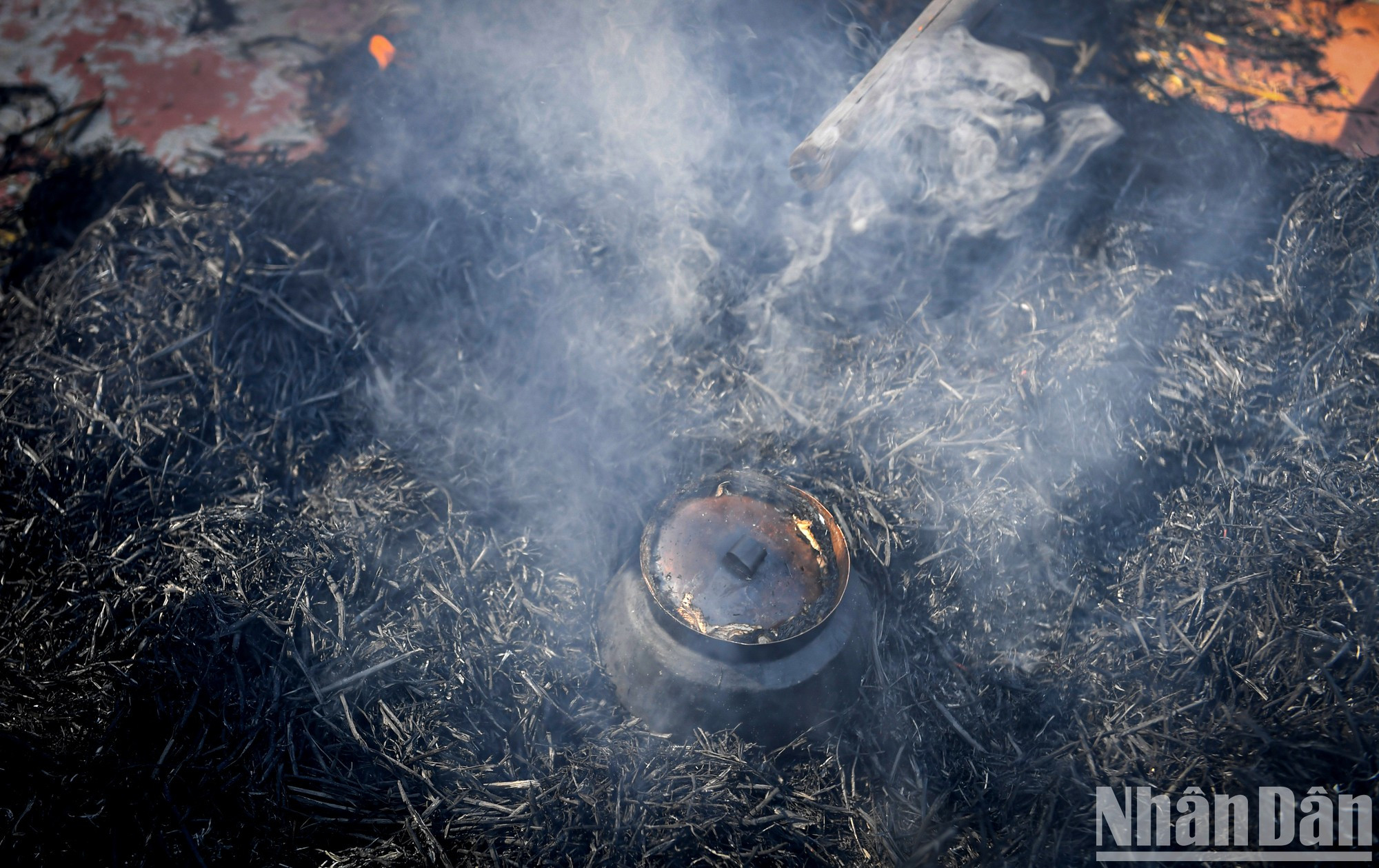 Para garantizar una cocción uniforme del arroz, los participantes crearán montones idénticos de ceniza donde enterrarán la olla que deberá encontrar un representante del jurado. Para garantizar una cocción uniforme del arroz, los participantes crearán montones idénticos de ceniza donde enterrarán la olla que deberá encontrar un representante del jurado.
