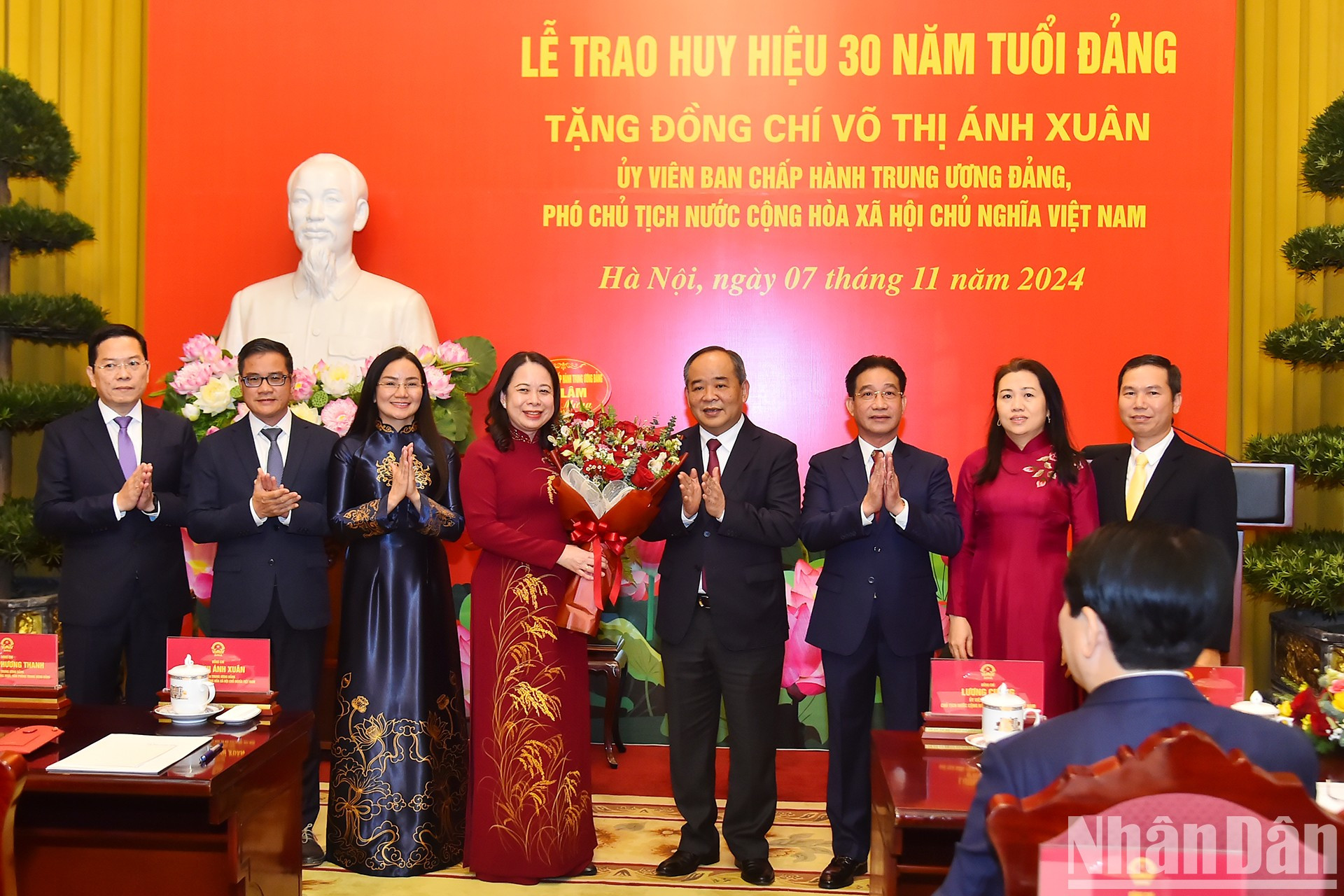 El Comité del Partido de la Oficial Presidencial felicita a la Anh Xuan.