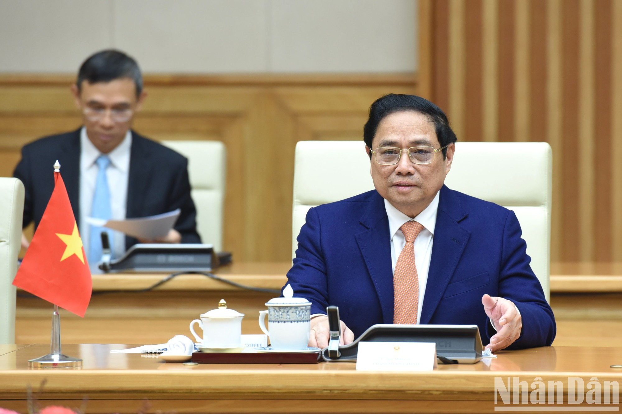 Minh Chinh habla en la reunión. Minh Chinh habla en la reunión.