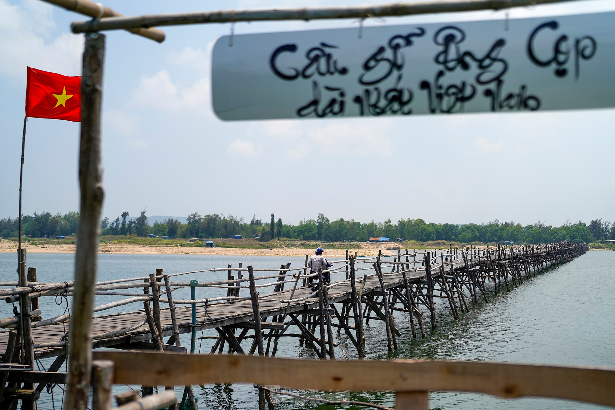 El puente Ong Cop, de unos 800 metros de largo, suele sufrir daños durante las tormentas propias de la temporada de lluvias, pero los lugareños recaudan dinero para reconstruirlo y facilitar los desplazamientos.