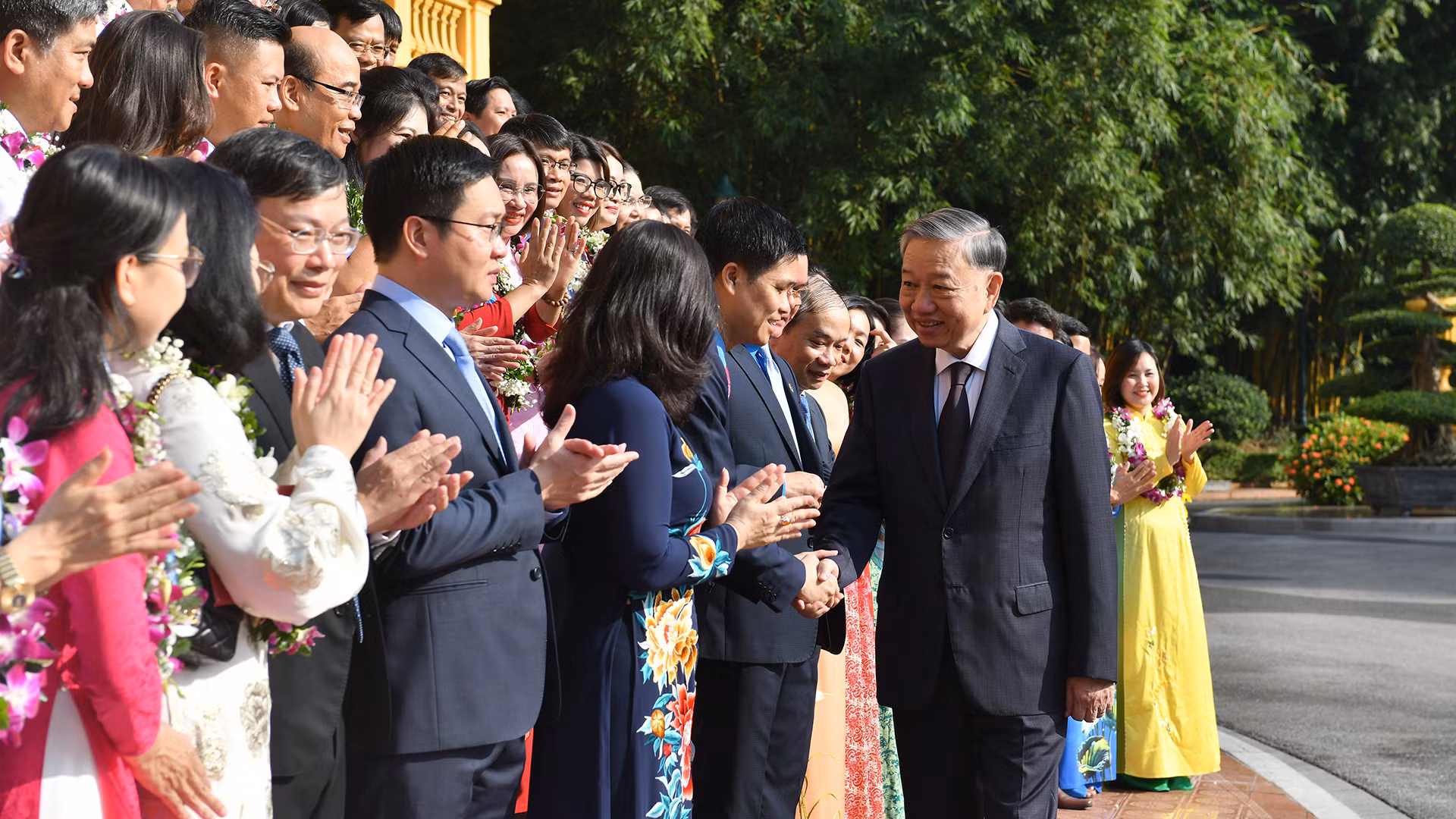 [Foto] Máximo dirigente vietnamita se reúne con delegados del movimiento de emulación de ofrecer buenos consejos y servicios