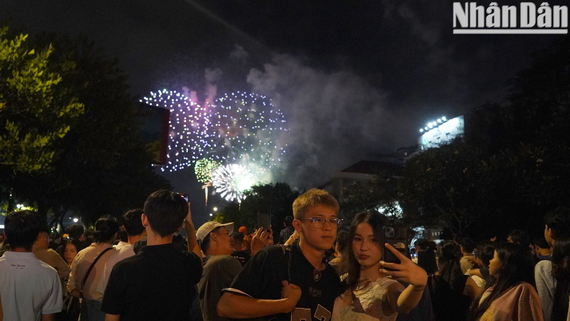 El ambiente de bienvenida al Año Nuevo 2025 en Ciudad Ho Chi Minh transcurre en un tiempo fresco. Con motivo de la ocasión, la metrópolis celebra numerosos programas artísticos en muchos locales de ocio. El ambiente de bienvenida al Año Nuevo 2025 en Ciudad Ho Chi Minh transcurre en un tiempo fresco. Con motivo de la ocasión, la metrópolis celebra numerosos programas artísticos en muchos locales de ocio.