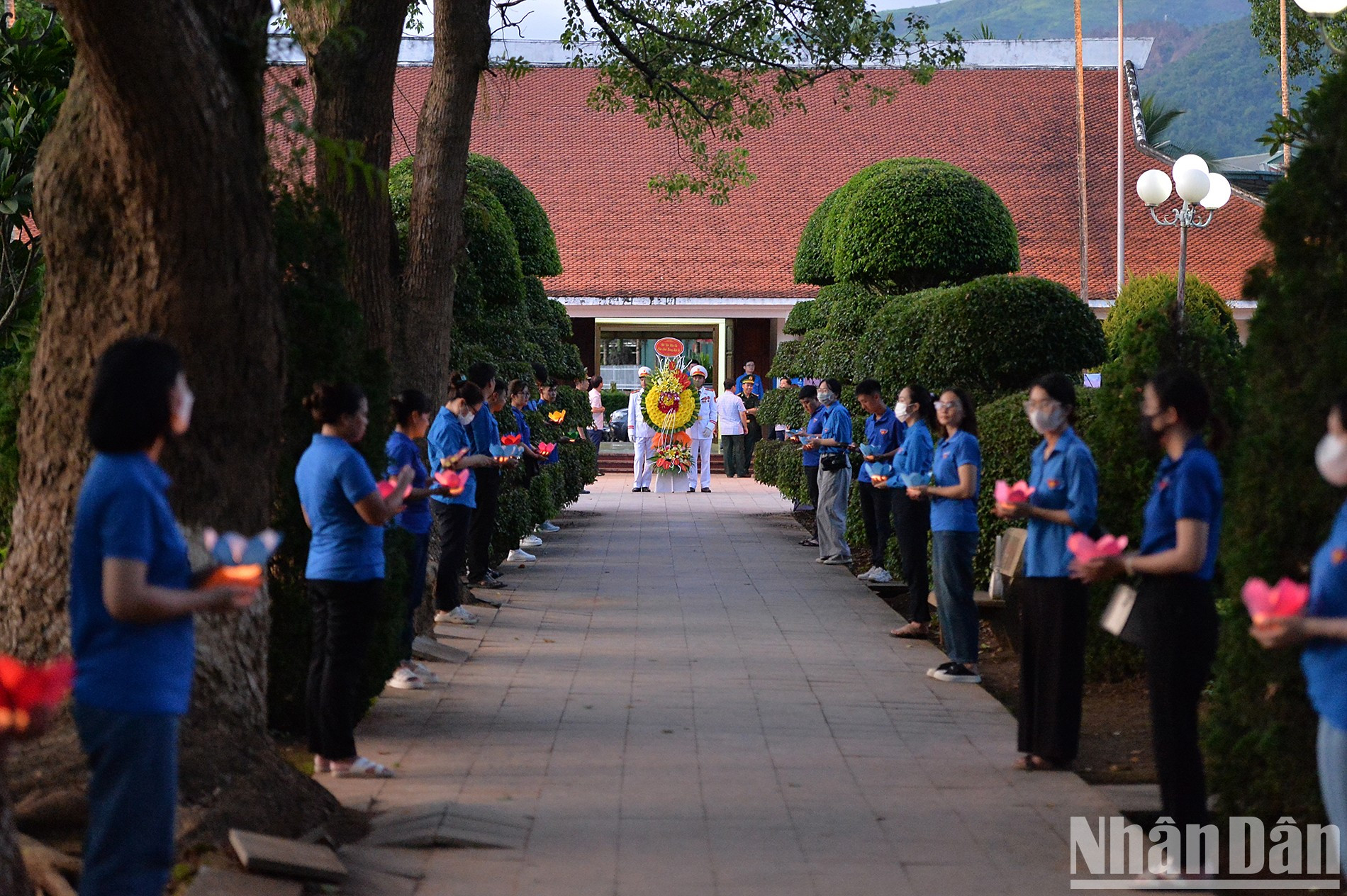 Los soldados se preparan para realizar la ceremonia de ofrenda floral. Los soldados se preparan para realizar la ceremonia de ofrenda floral.