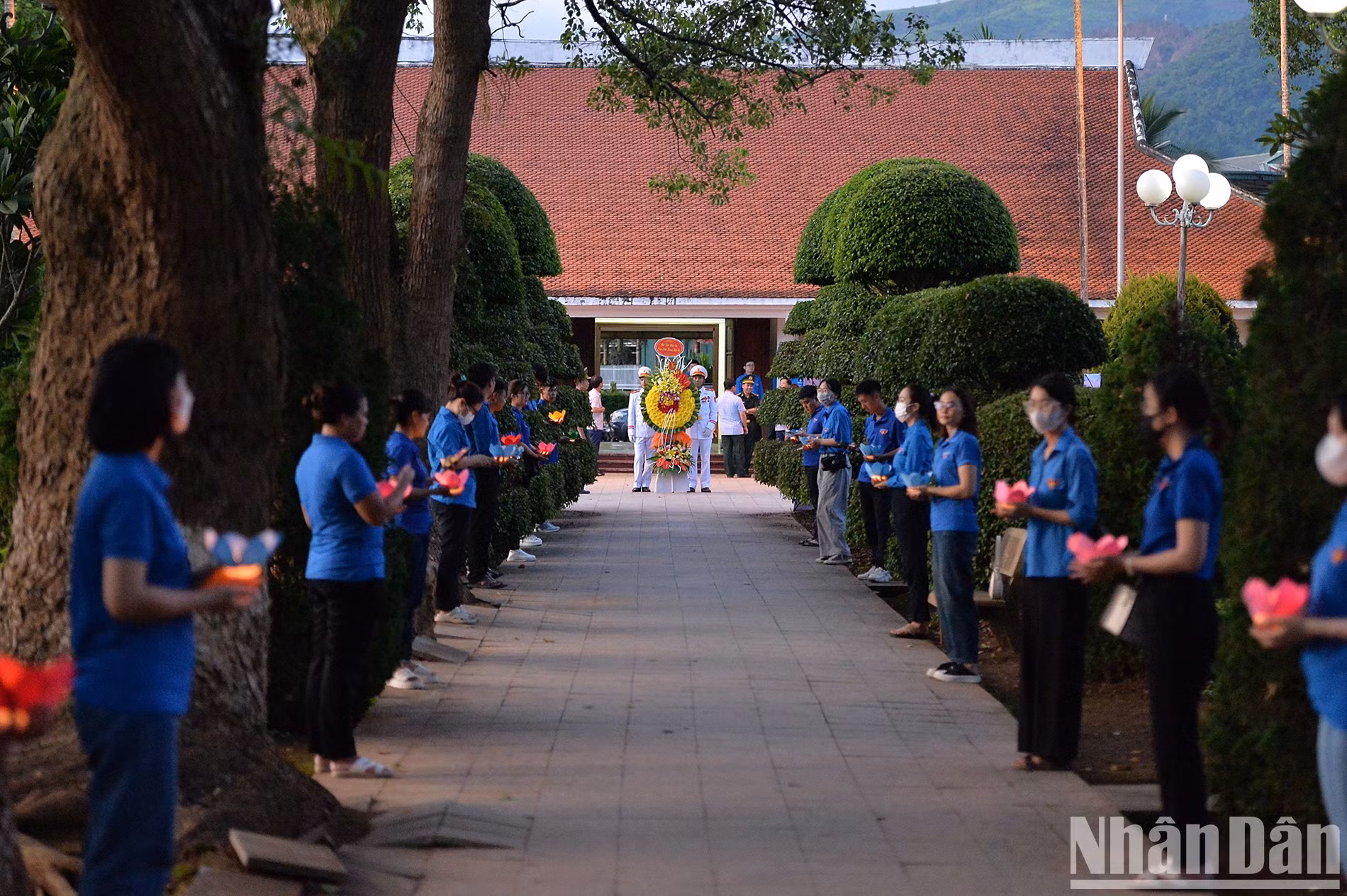 Los soldados se preparan para realizar la ceremonia de ofrenda floral.