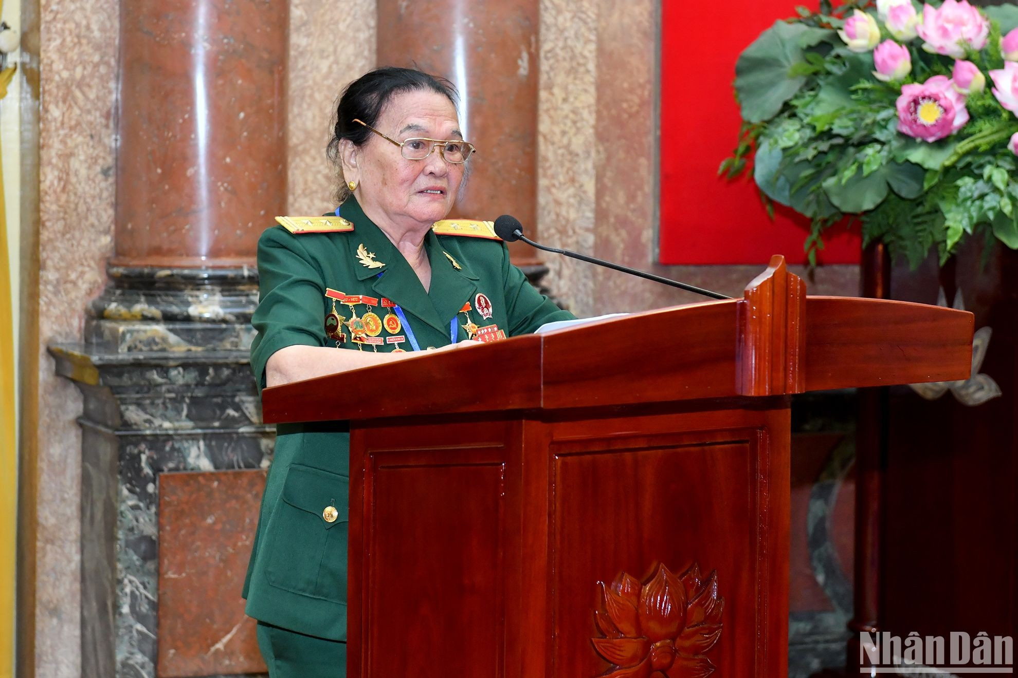 La heroína de las Fuerzas Armadas Populares, Ngo Thi Tuyen, expresa sus sentimientos en el encuentro.