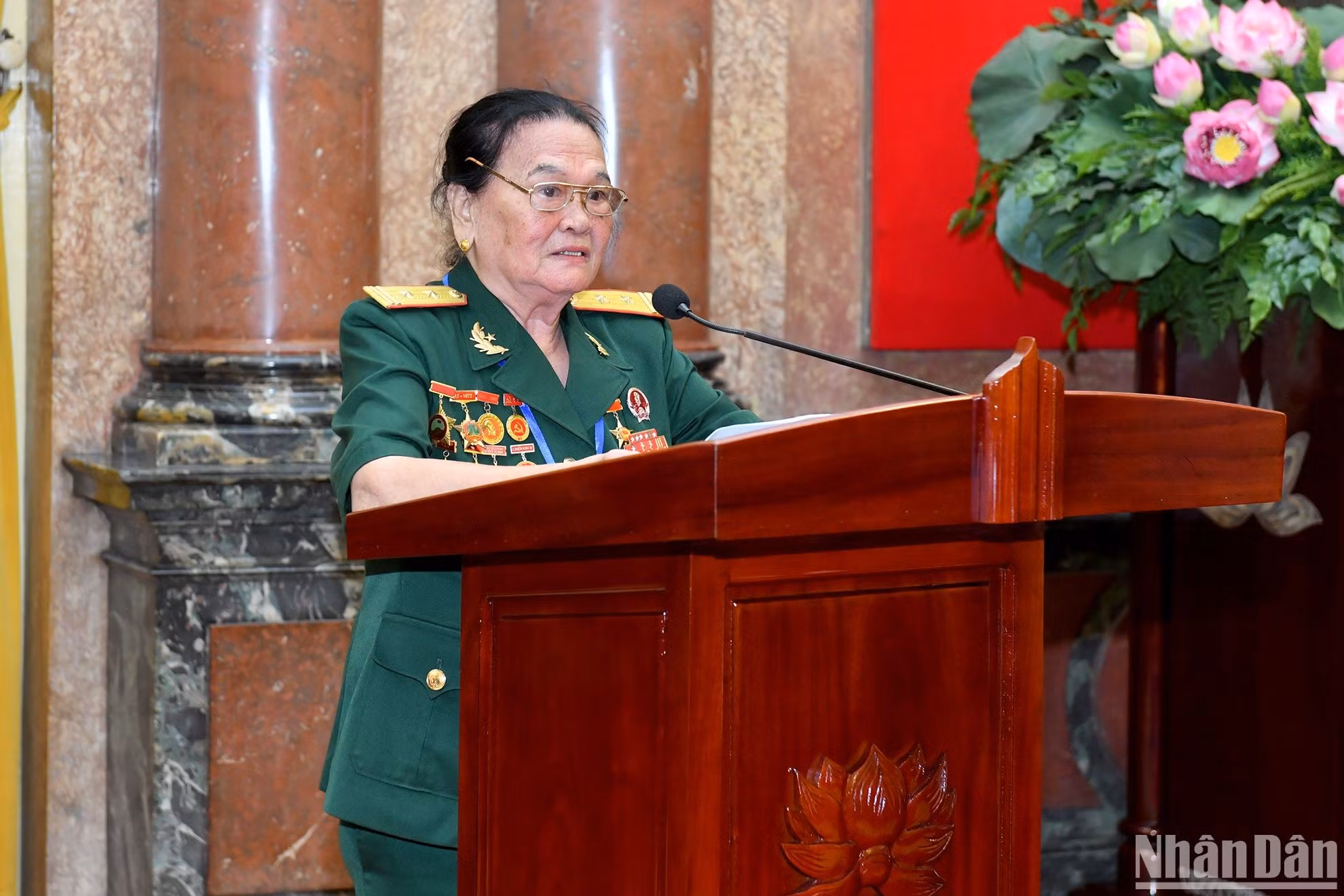 La heroína de las Fuerzas Armadas Populares, Ngo Thi Tuyen, expresa sus sentimientos en el encuentro.