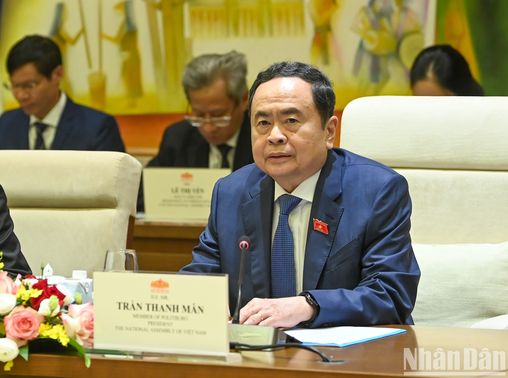 El presidente de la Asamblea Nacional vietnamita, Tran Thanh Man, habla en la reunión.