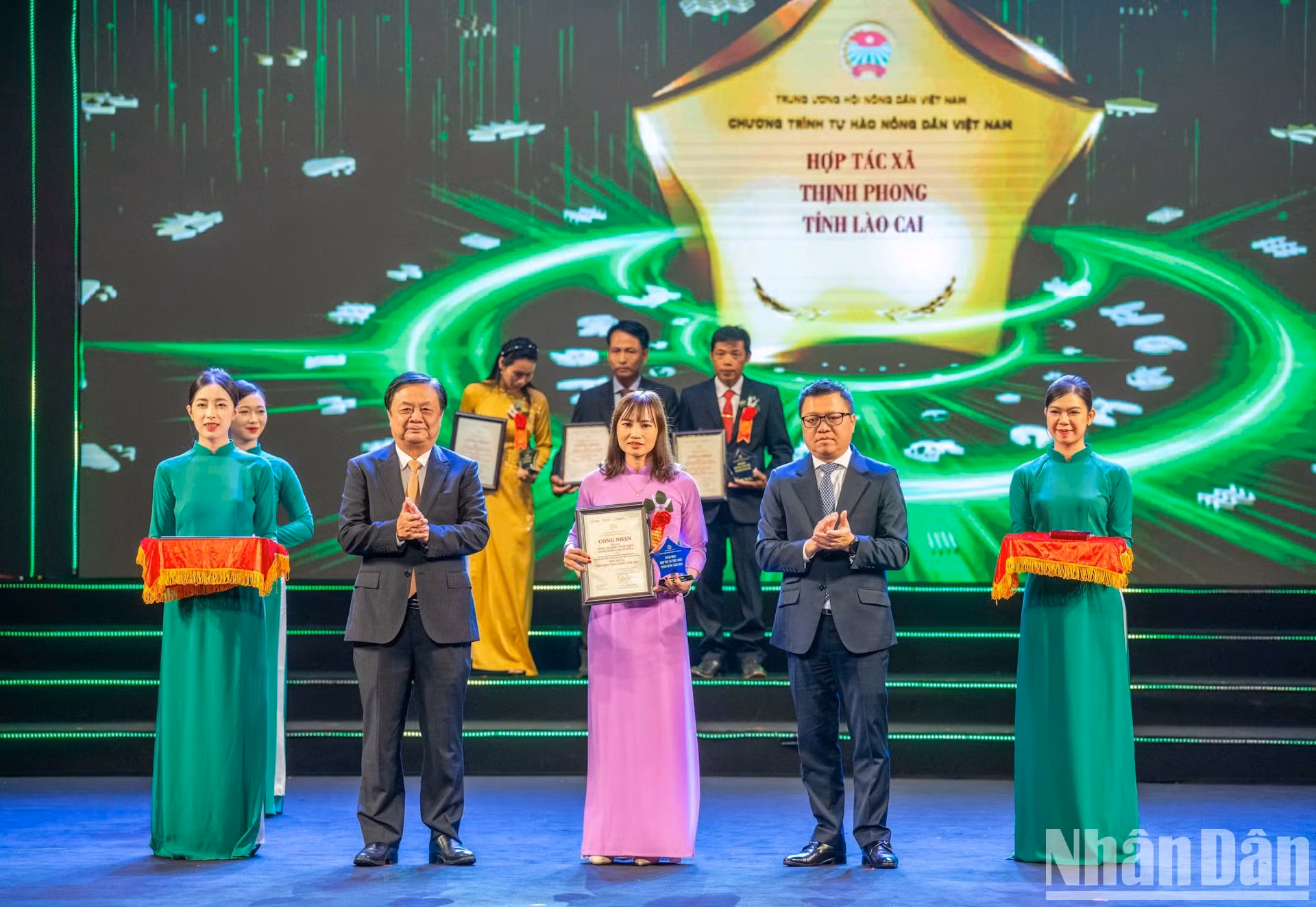 El ministro de Agricultura y Desarrollo Rural, Le Minh Hoan; y el presidente-editor del periódico Nhan Dan (Nhan Dan), Le Quoc Minh, entregan logotipos y certificados a cooperativas agrícolas destacadas.