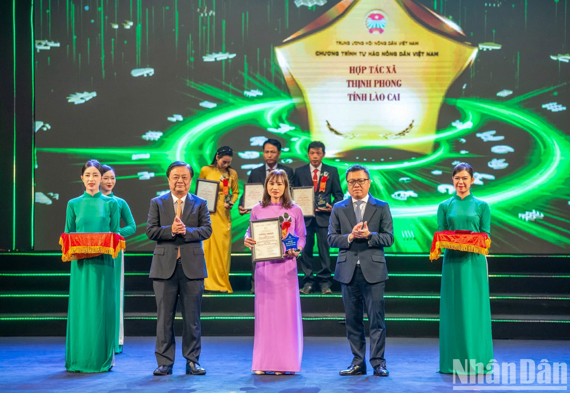 El ministro de Agricultura y Desarrollo Rural, Le Minh Hoan; y el presidente-editor del periódico Nhan Dan (Nhan Dan), Le Quoc Minh, entregan logotipos y certificados a cooperativas agrícolas destacadas. El ministro de Agricultura y Desarrollo Rural, Le Minh Hoan; y el presidente-editor del periódico Nhan Dan (Nhan Dan), Le Quoc Minh, entregan logotipos y certificados a cooperativas agrícolas destacadas.