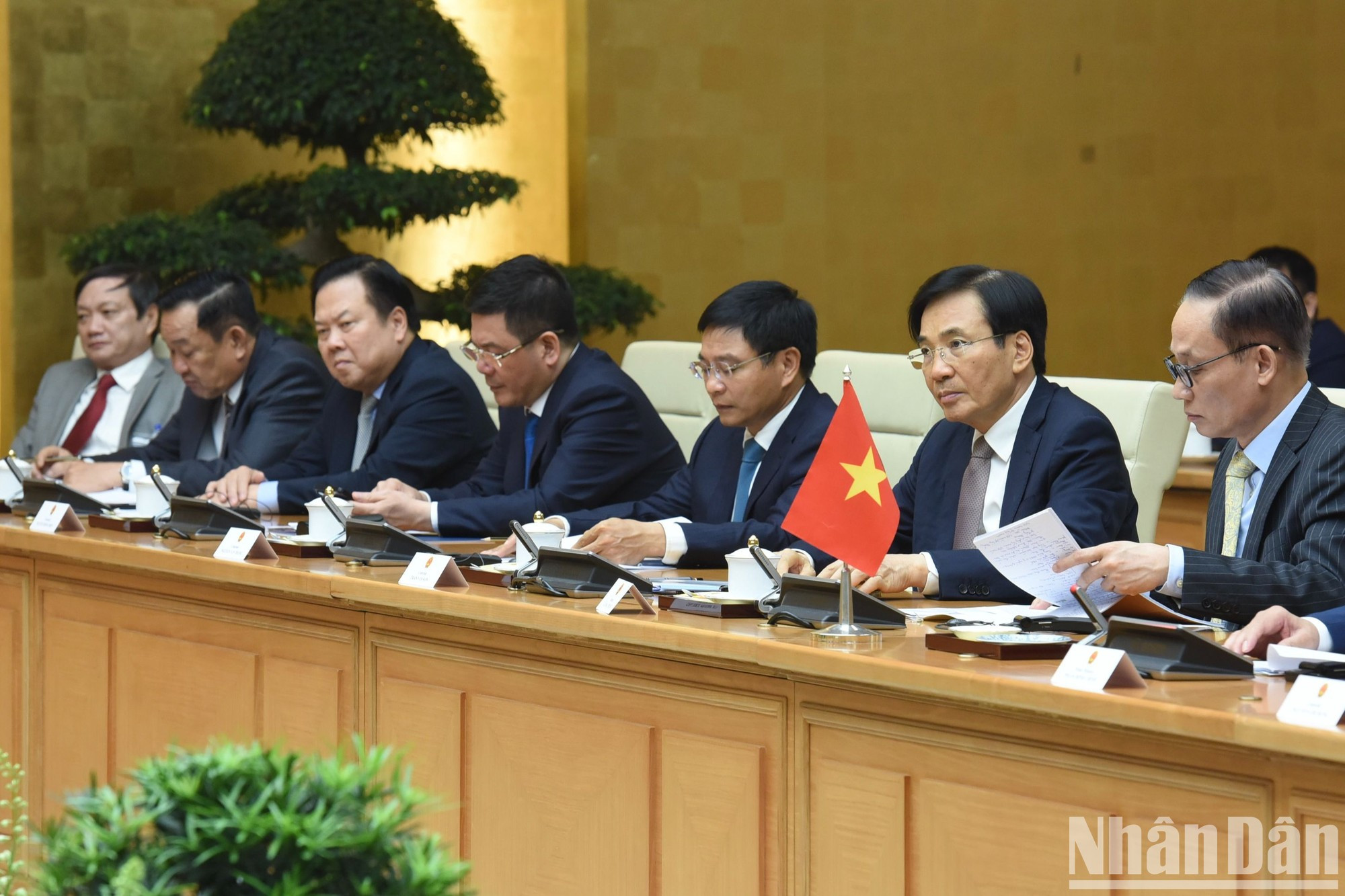 Los representantes de los ministerios, departamentos y sectores del Gobierno vietnamita. Los representantes de los ministerios, departamentos y sectores del Gobierno vietnamita.