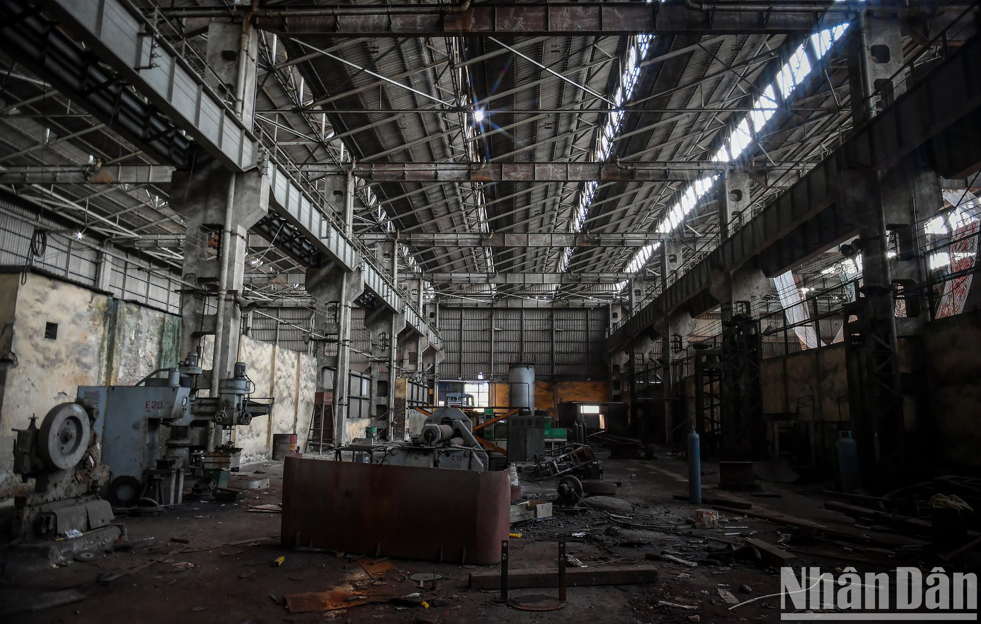 Vestigios oxidados por el paso del tiempo en una esquina de la fábrica.
