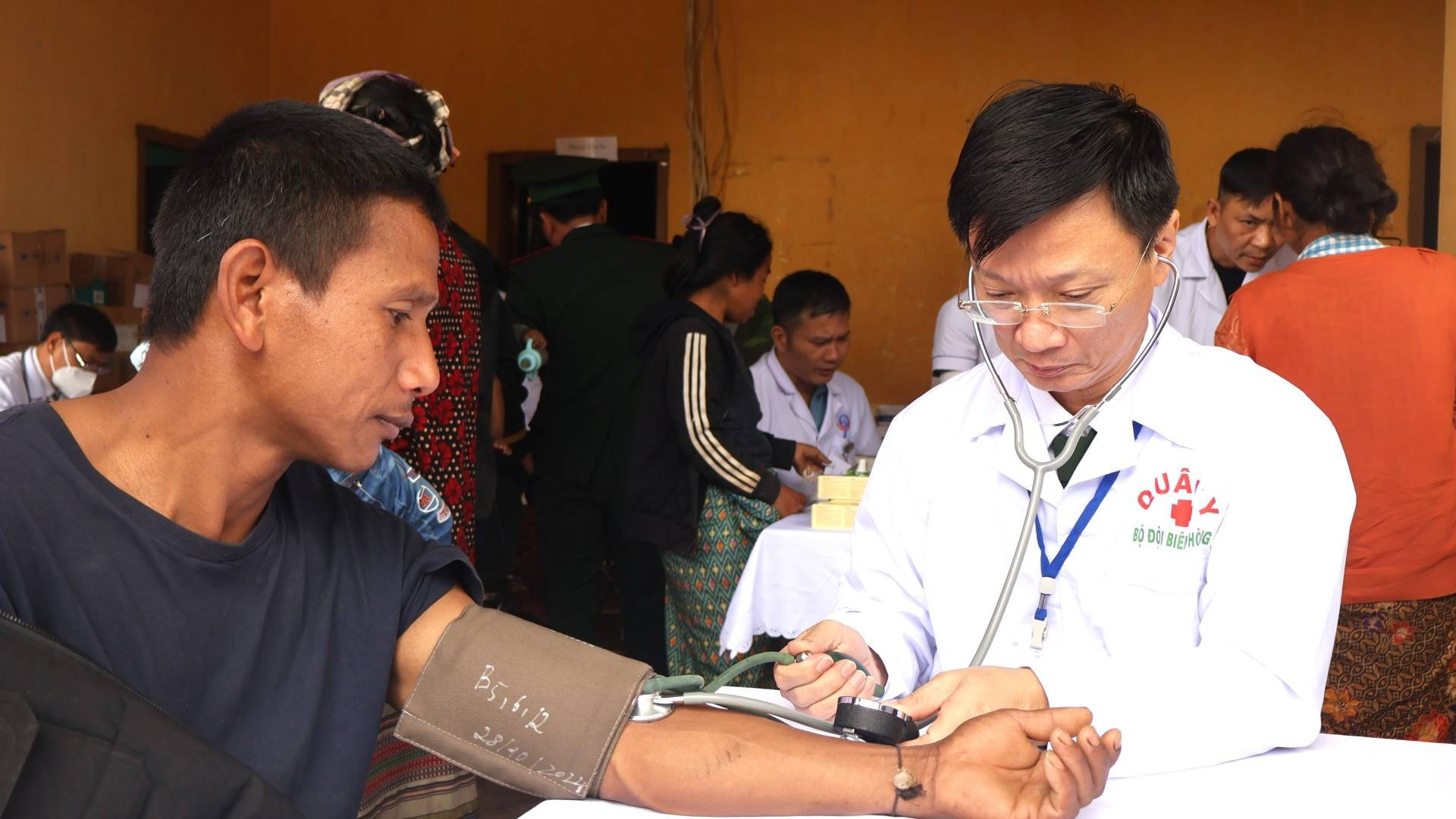 La Guardia Fronteriza de Quang Binh y el Hospital General del distrito de Bo Trach ofrecen exámenes médicos gratuitos a los habitantes de Noong Ma. La Guardia Fronteriza de Quang Binh y el Hospital General del distrito de Bo Trach ofrecen exámenes médicos gratuitos a los habitantes de Noong Ma.