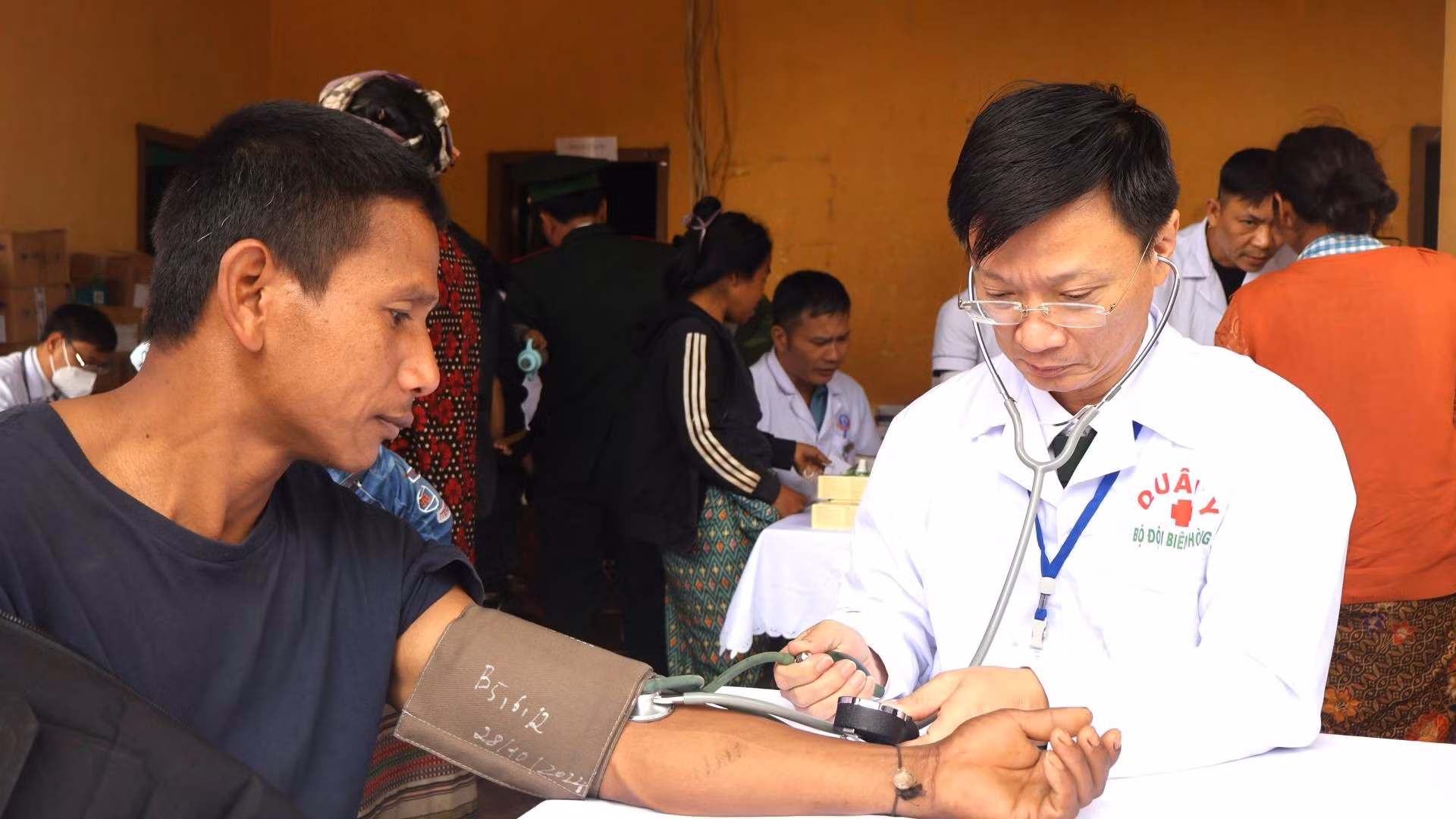 La Guardia Fronteriza de Quang Binh y el Hospital General del distrito de Bo Trach ofrecen exámenes médicos gratuitos a los habitantes de Noong Ma.