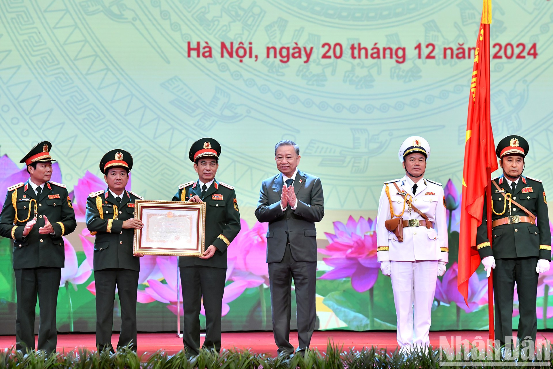 El secretario general del Partido Comunista de Vietnam, To Lam, entrega la Orden de Ho Chi Minh al Ejército Popular de Vietnam. El secretario general del Partido Comunista de Vietnam, To Lam, entrega la Orden de Ho Chi Minh al Ejército Popular de Vietnam.