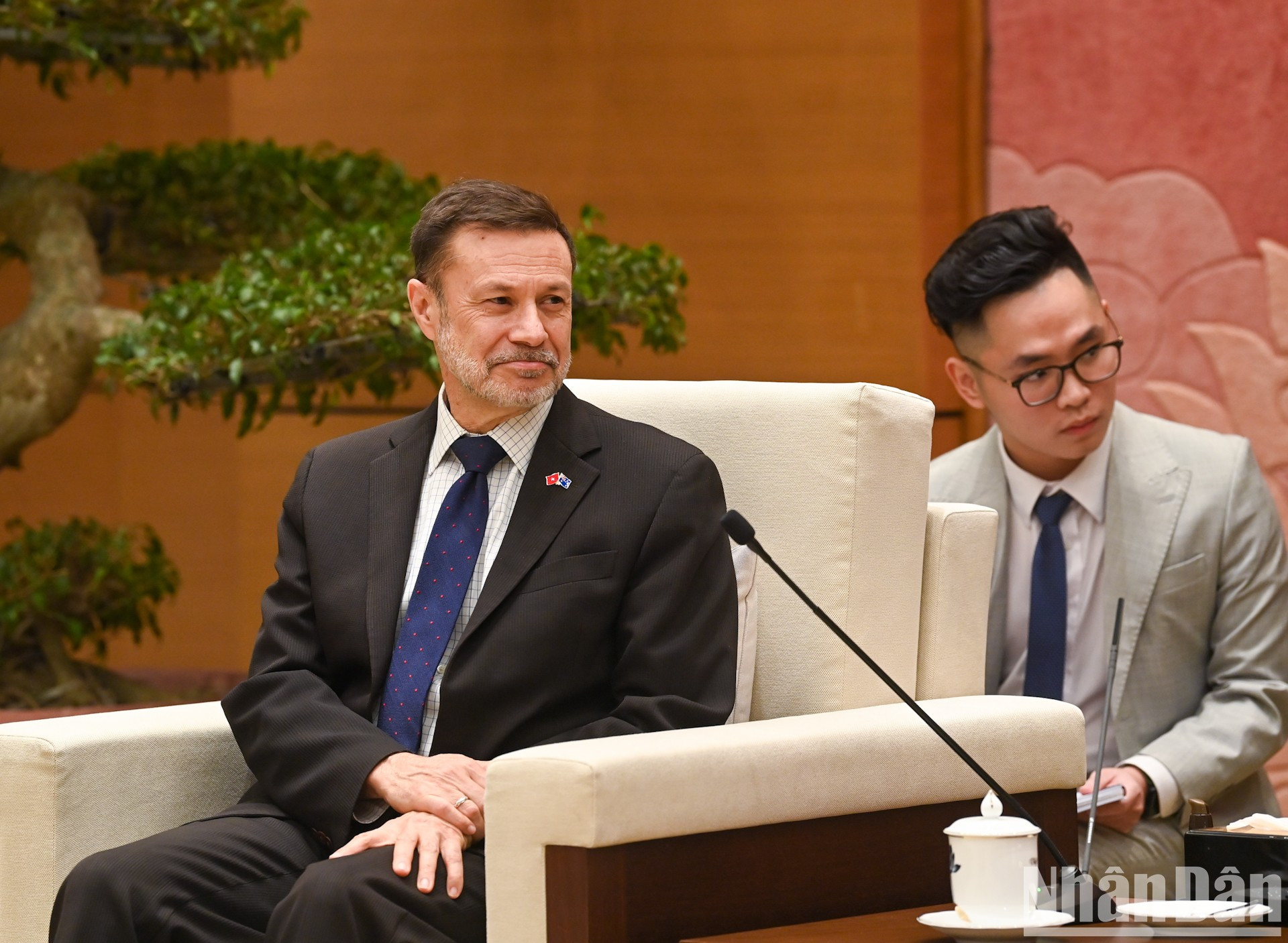 El embajador de Australia en Hanói, Andrew Goledzinowski, interviene en la reunión.