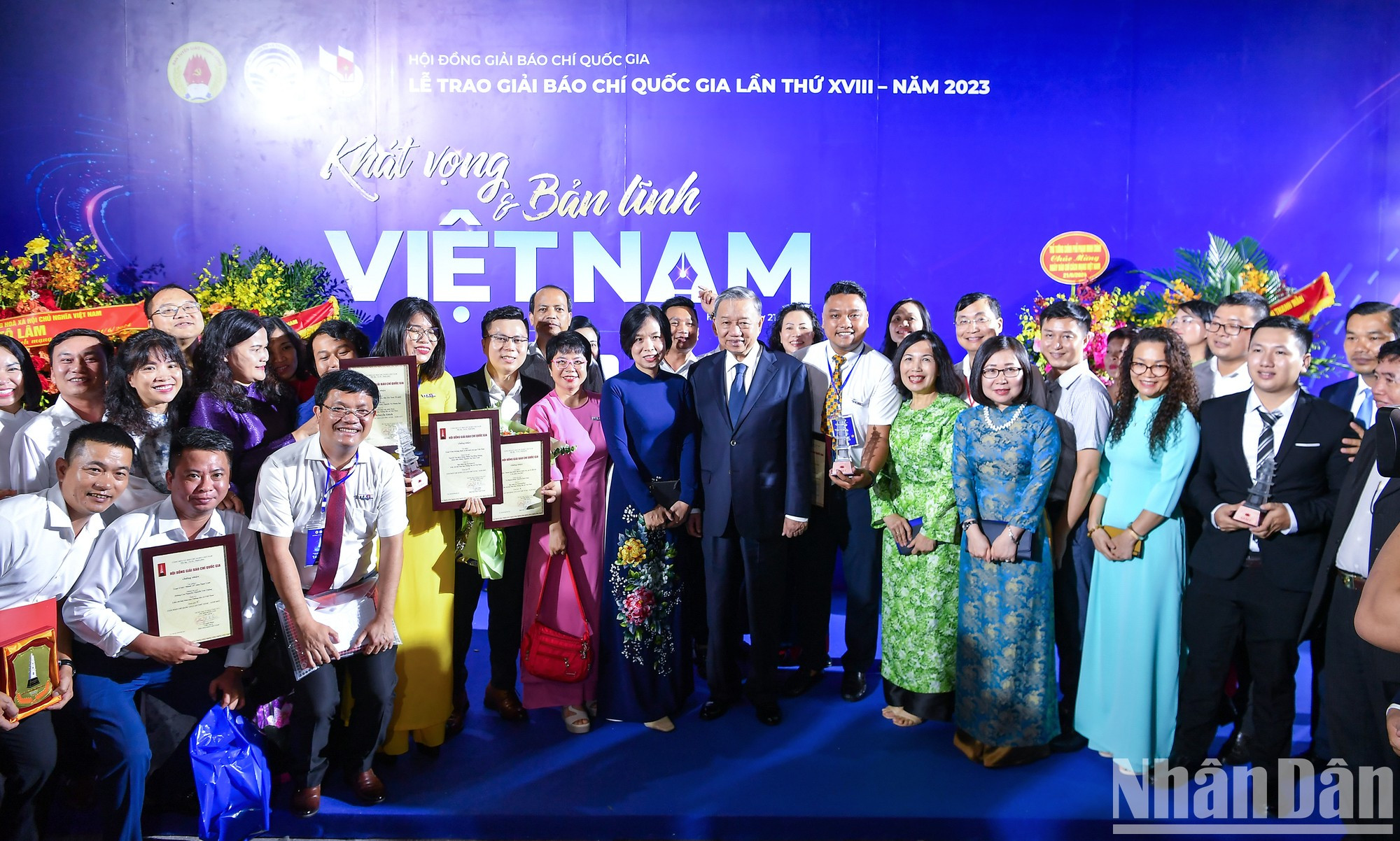 El presidente vietnamita, To Lam, se toma fotos con delegados, autores y grupos de autores ganadores.