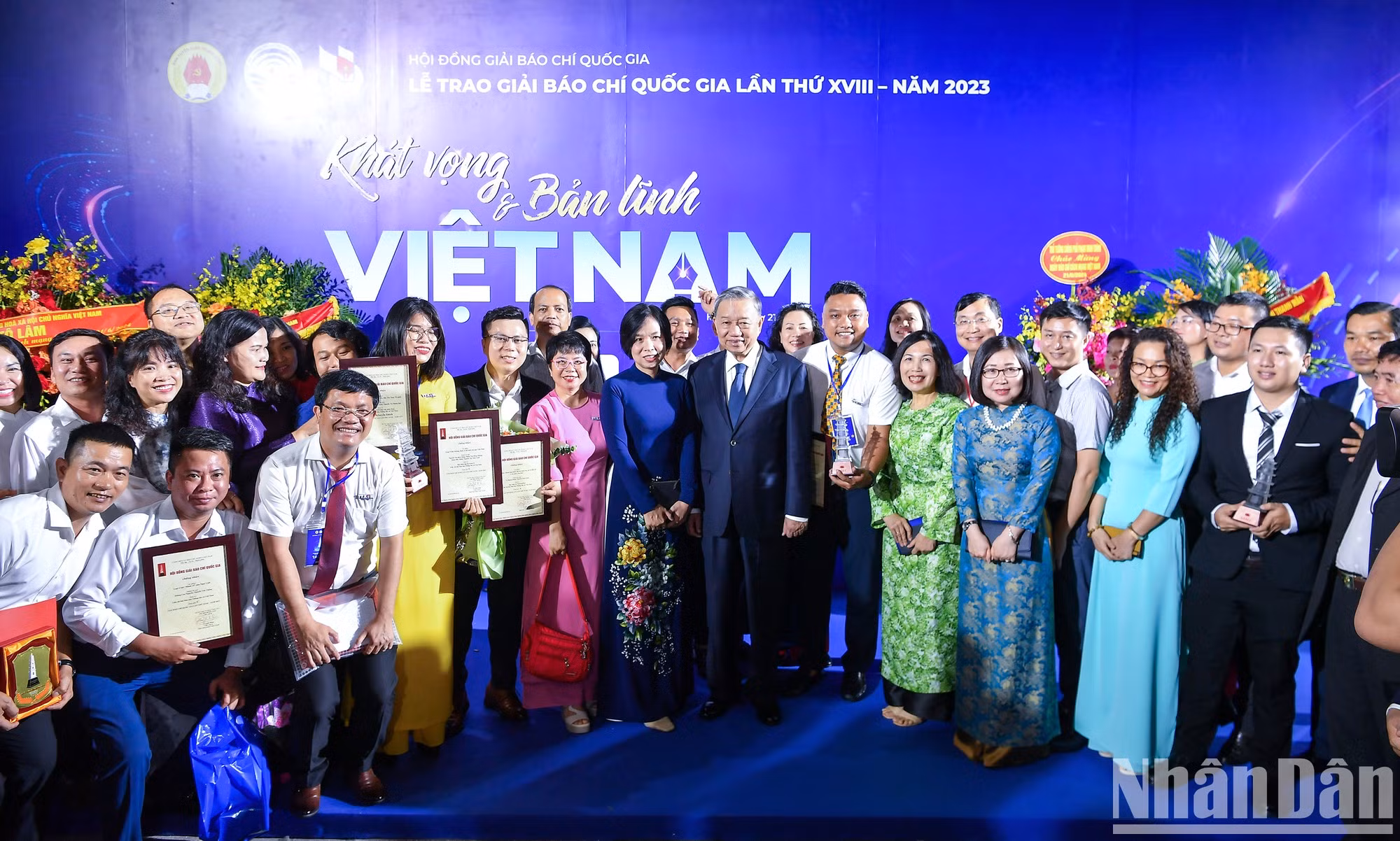 El presidente vietnamita, To Lam, se toma fotos con delegados, autores y grupos de autores ganadores.