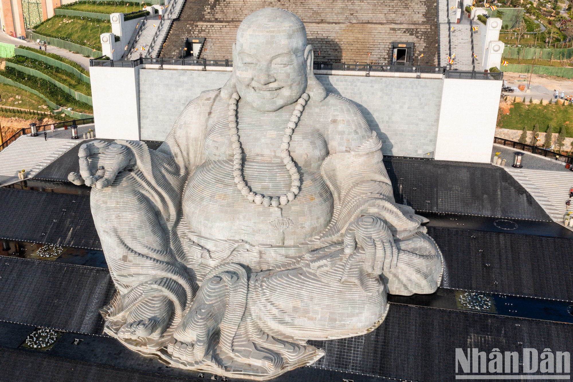 Se trata de la mayor estatua del Buda Maitreya de arenisca en el mundo.