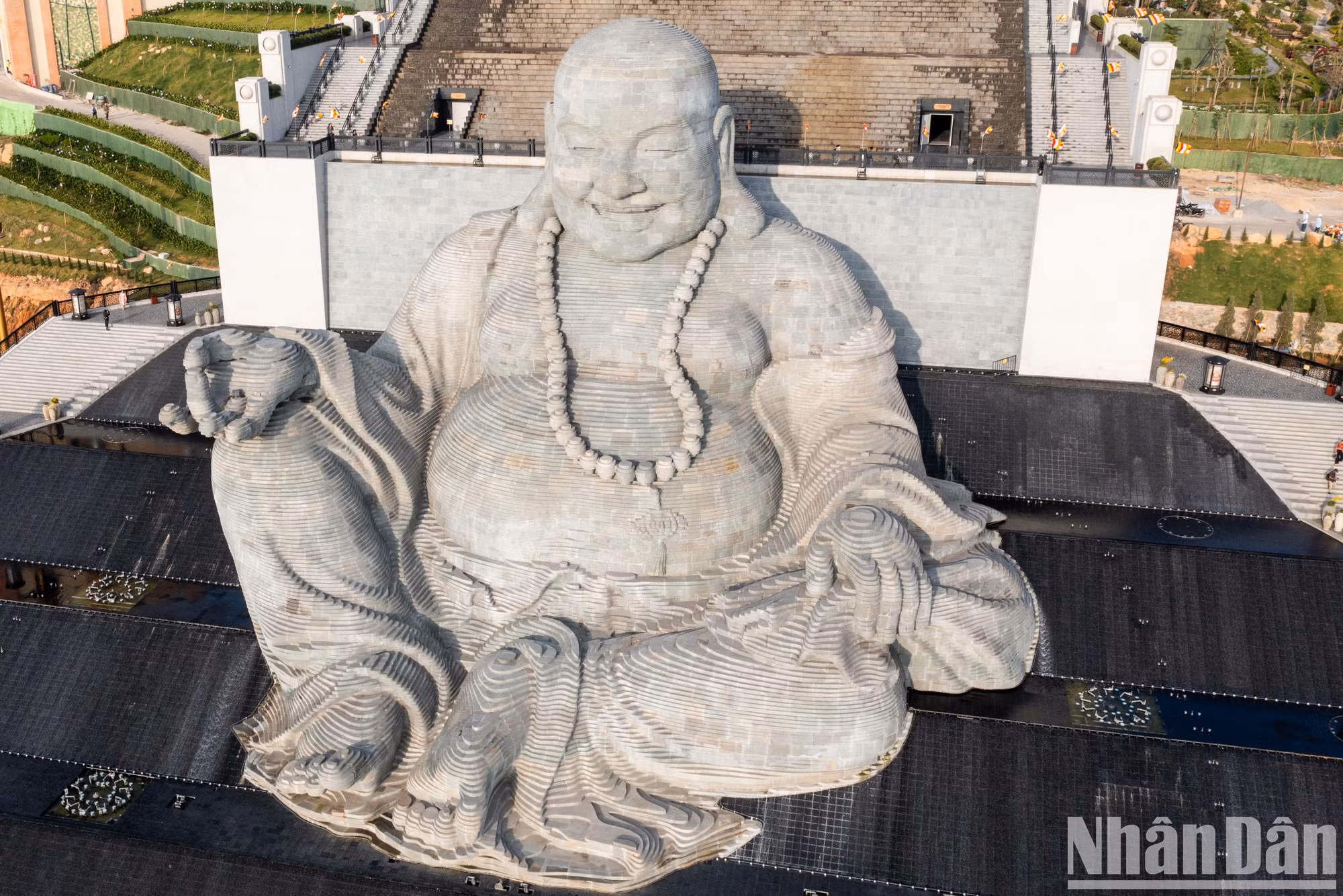 Se trata de la mayor estatua del Buda Maitreya de arenisca en el mundo.