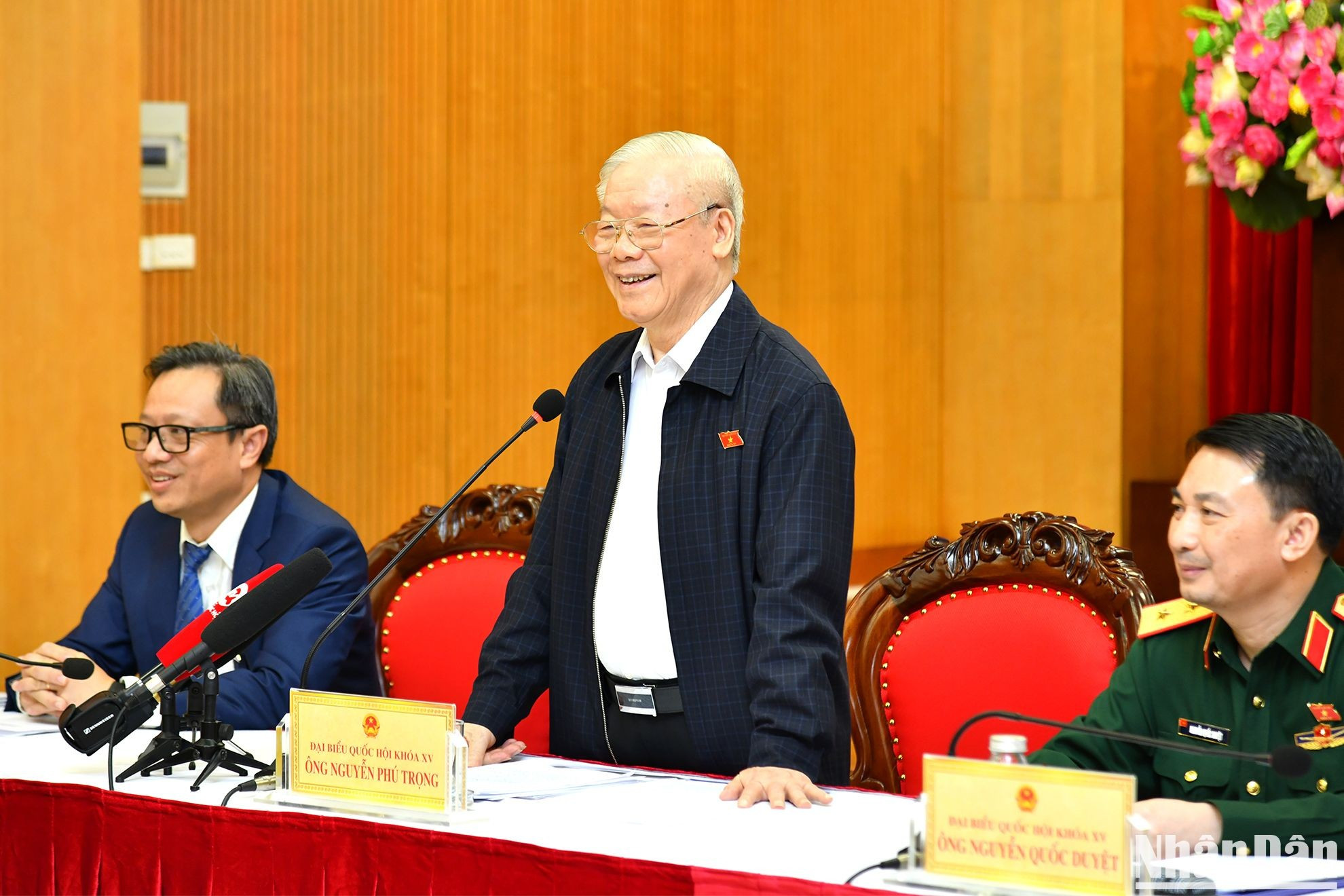 Al hablar de las tradiciones de la heroica capital Hanói, el secretario general siempre muestra afecto por sus habitantes y funcionarios. Al hablar de las tradiciones de la heroica capital Hanói, el secretario general siempre muestra afecto por sus habitantes y funcionarios.