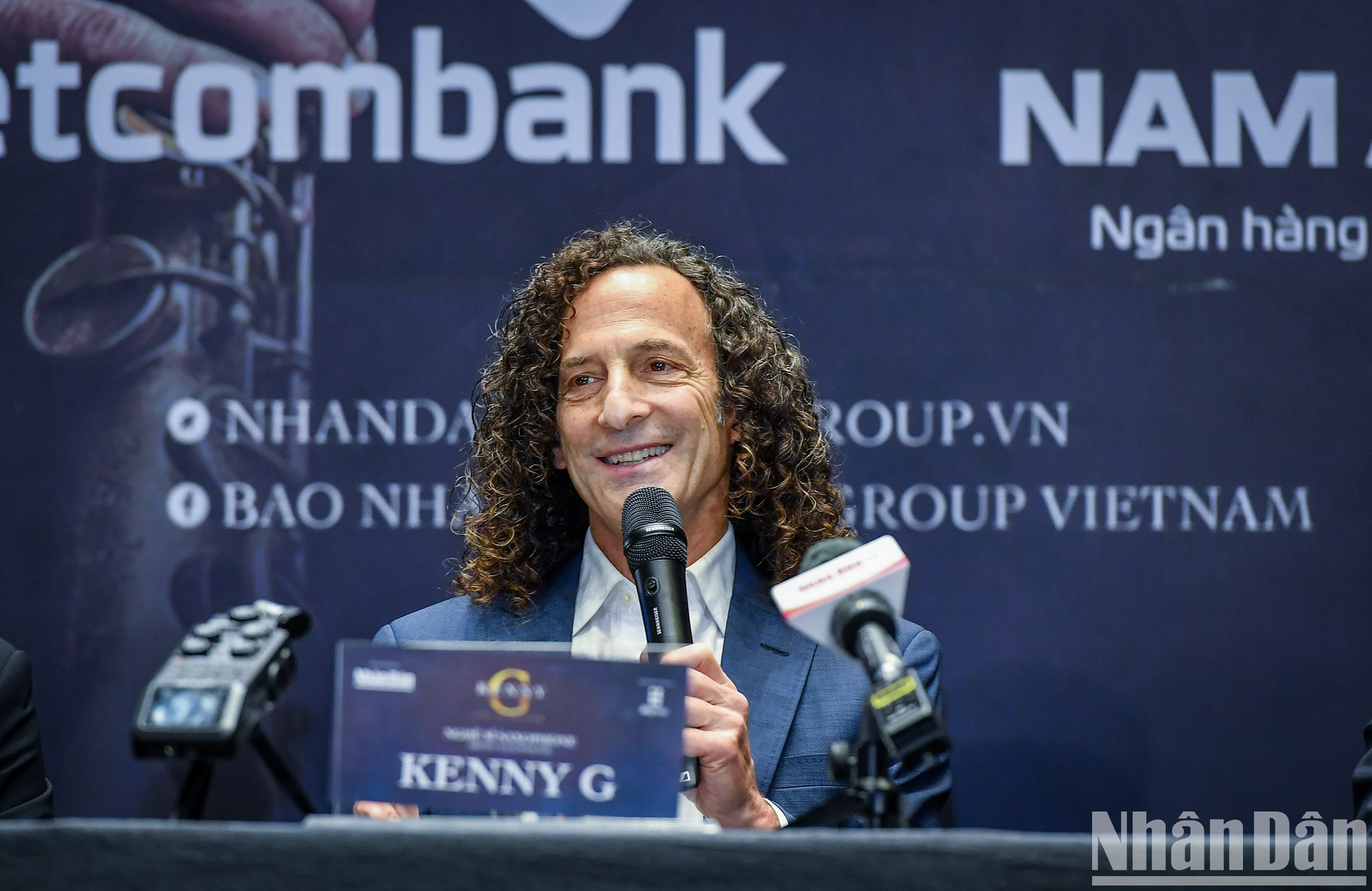 Kenny G y su banda actuarán en vivo nuevas versiones de sus canciones famosas, tales como Going Home, Havana, Romeo & Juliet, My heart will go on. También tocarán una canción folclórica vietnamita, aunque su selección aún es un secreto. Kenny G y su banda actuarán en vivo nuevas versiones de sus canciones famosas, tales como Going Home, Havana, Romeo & Juliet, My heart will go on. También tocarán una canción folclórica vietnamita, aunque su selección aún es un secreto.