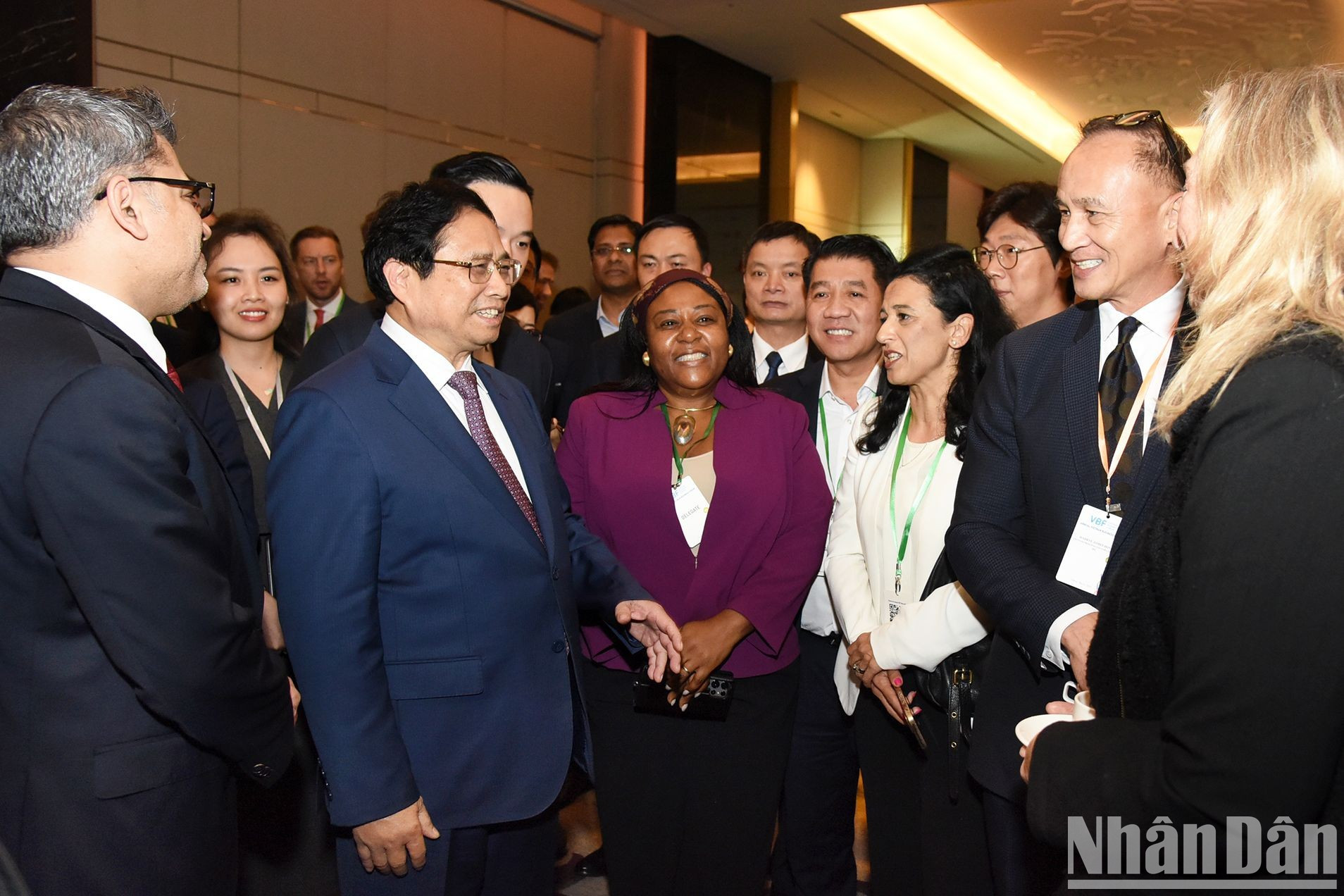 El jefe de Gobierno vietnamita habla con los participantes.