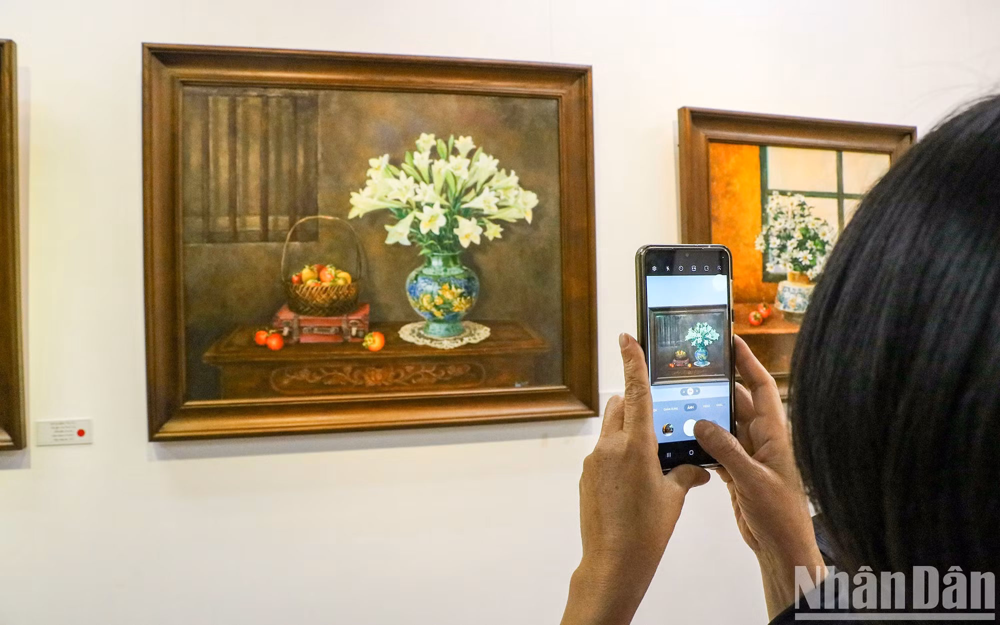 Los visitantes toman fotos de la impresionante exhibición.