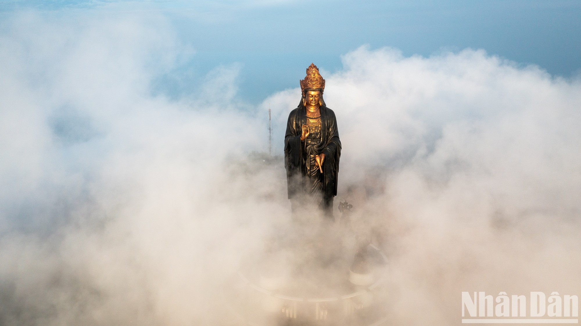 La estatua de Buda Tay Bo Da Son escondida entre las nubes.