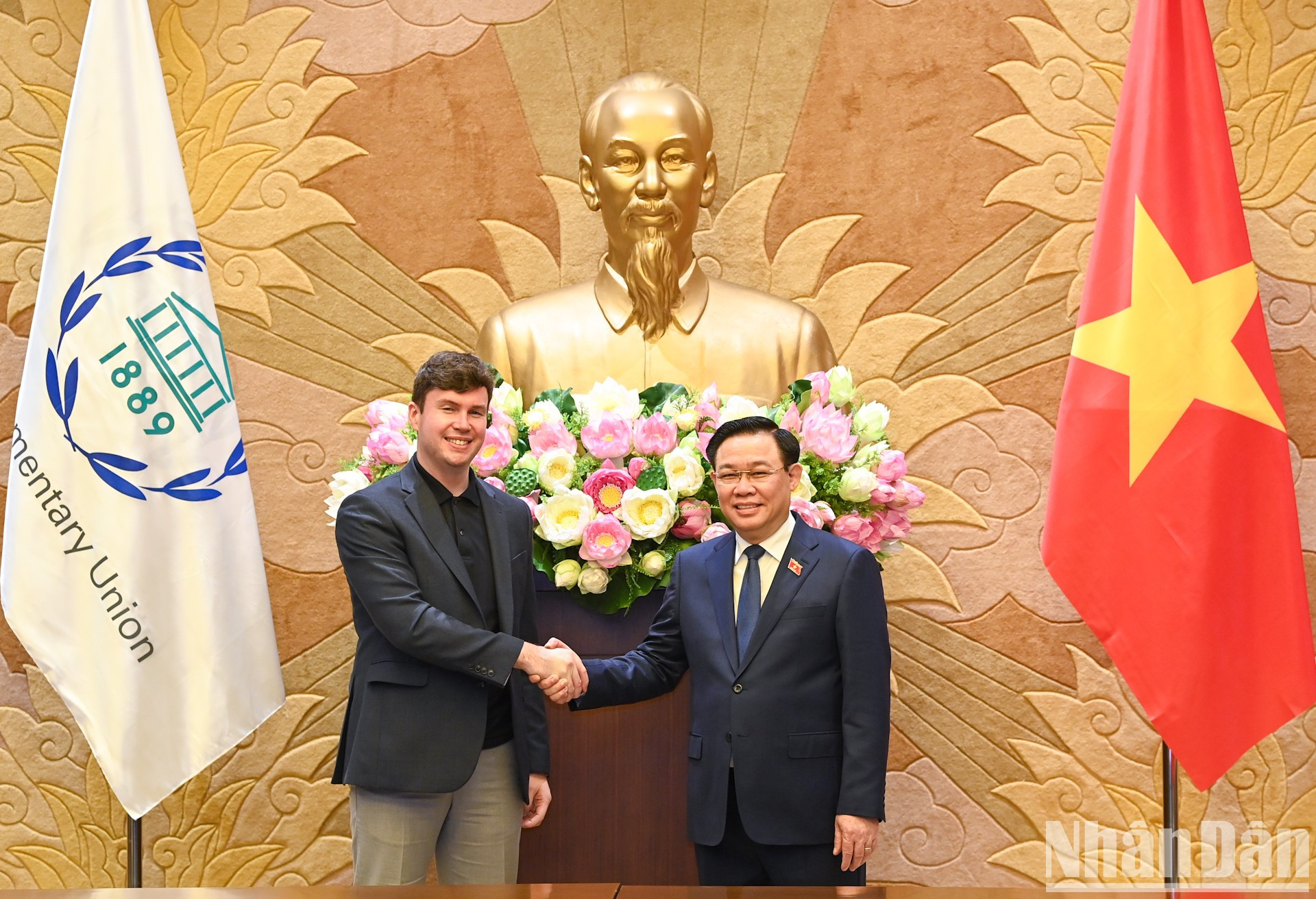 El dirigente legislativo vietnamita y Dan Carden, presidente del Foro de Jóvenes Parlamentarios de la UIP.