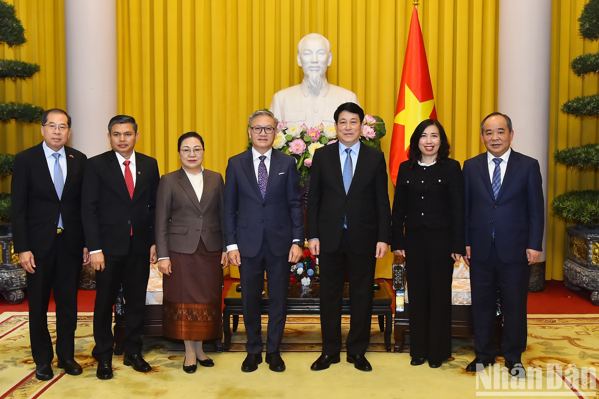 El presidente de Vietnam, Luong Cuong, el ministro de Relaciones Exteriores de Laos, Thongsavanh Phomvihane, y los delegados. El presidente de Vietnam, Luong Cuong, el ministro de Relaciones Exteriores de Laos, Thongsavanh Phomvihane, y los delegados.