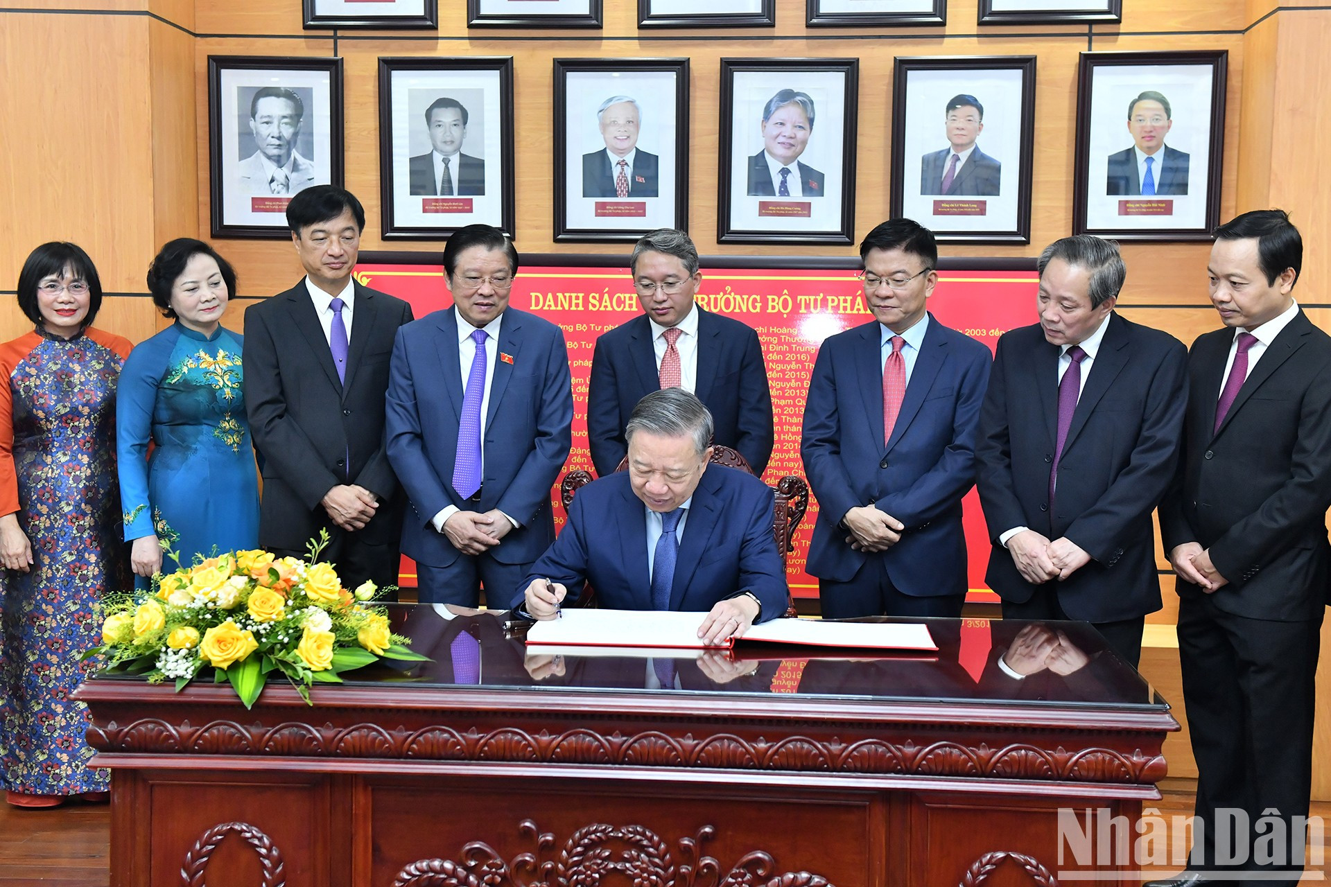 El máximo dirigente partidista vietnamita escribe en el libro de visitas en la sala tradicional del Ministerio de Justicia.