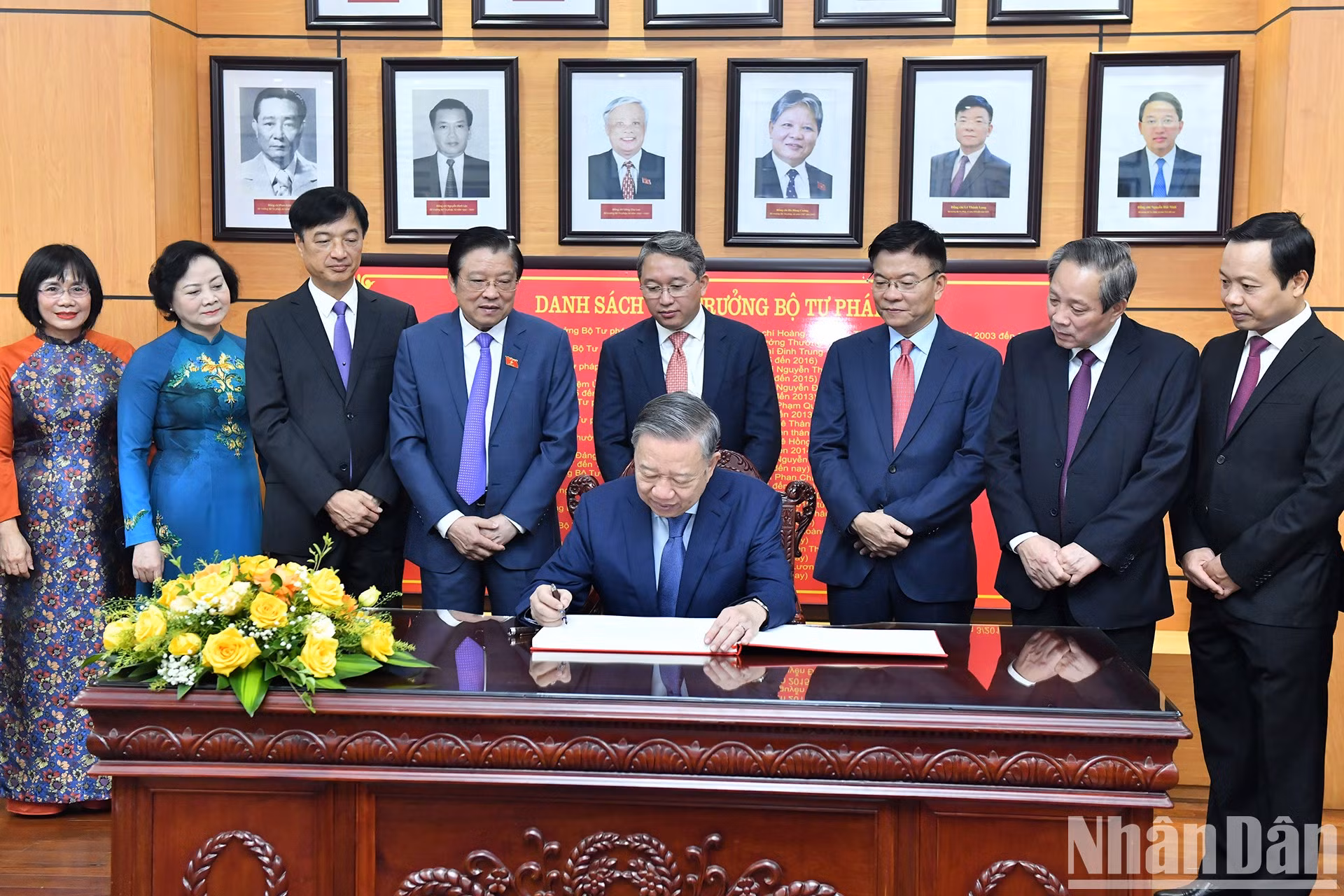 El máximo dirigente partidista vietnamita escribe en el libro de visitas en la sala tradicional del Ministerio de Justicia.