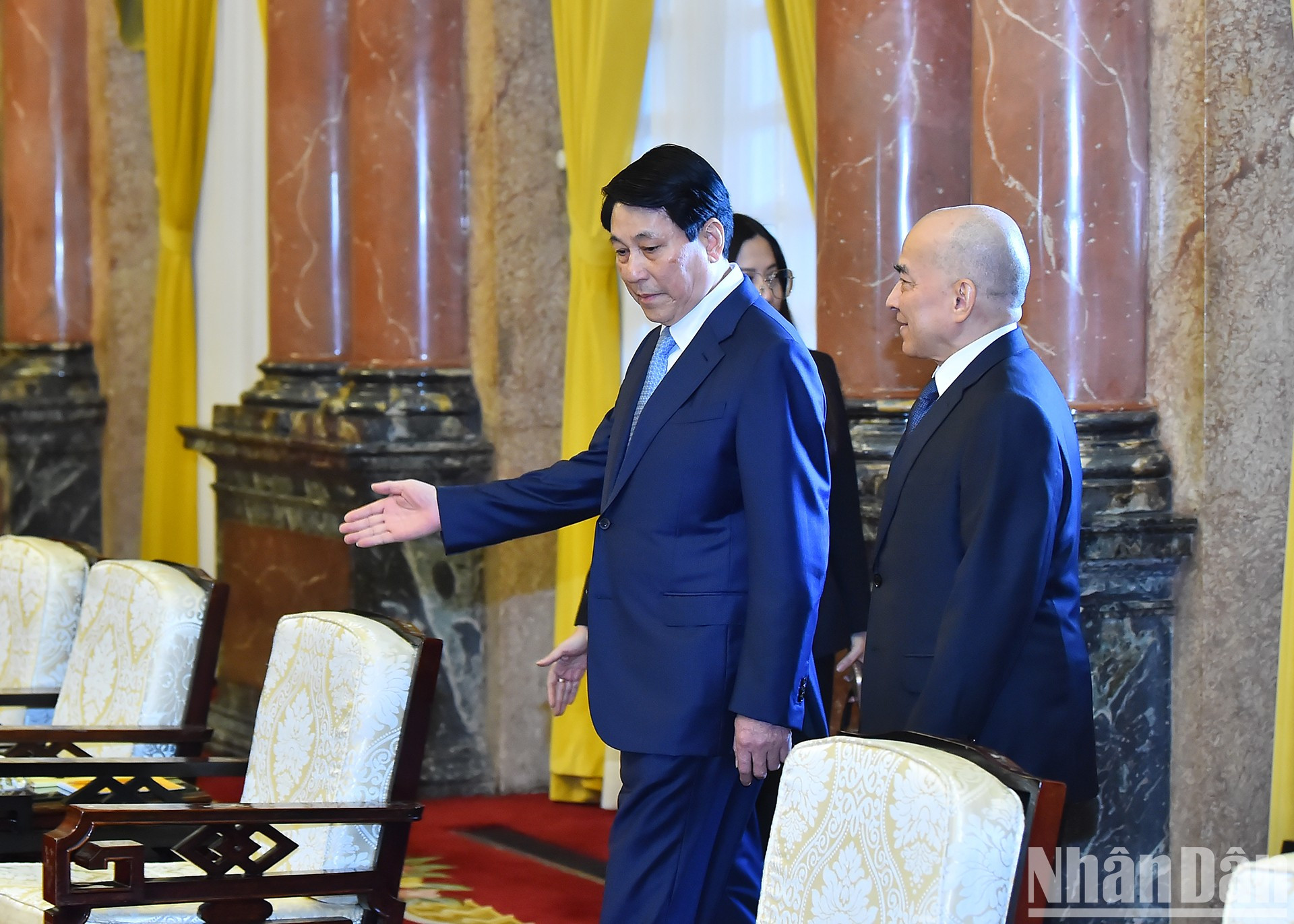 El rey de Camboya, Norodom Sihamoni, se encuentra de visita de Estado en Vietnam del 28 al 29 de noviembre en respuesta a la invitación del presidente vietnamita, Luong Cuong. El rey de Camboya, Norodom Sihamoni, se encuentra de visita de Estado en Vietnam del 28 al 29 de noviembre en respuesta a la invitación del presidente vietnamita, Luong Cuong.
