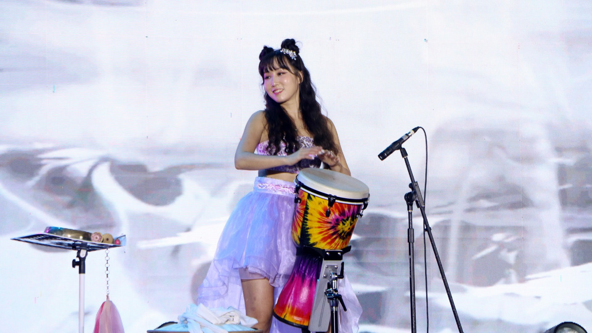 Artistas surcoreanos tocan instrumentos musicales tradicionales.