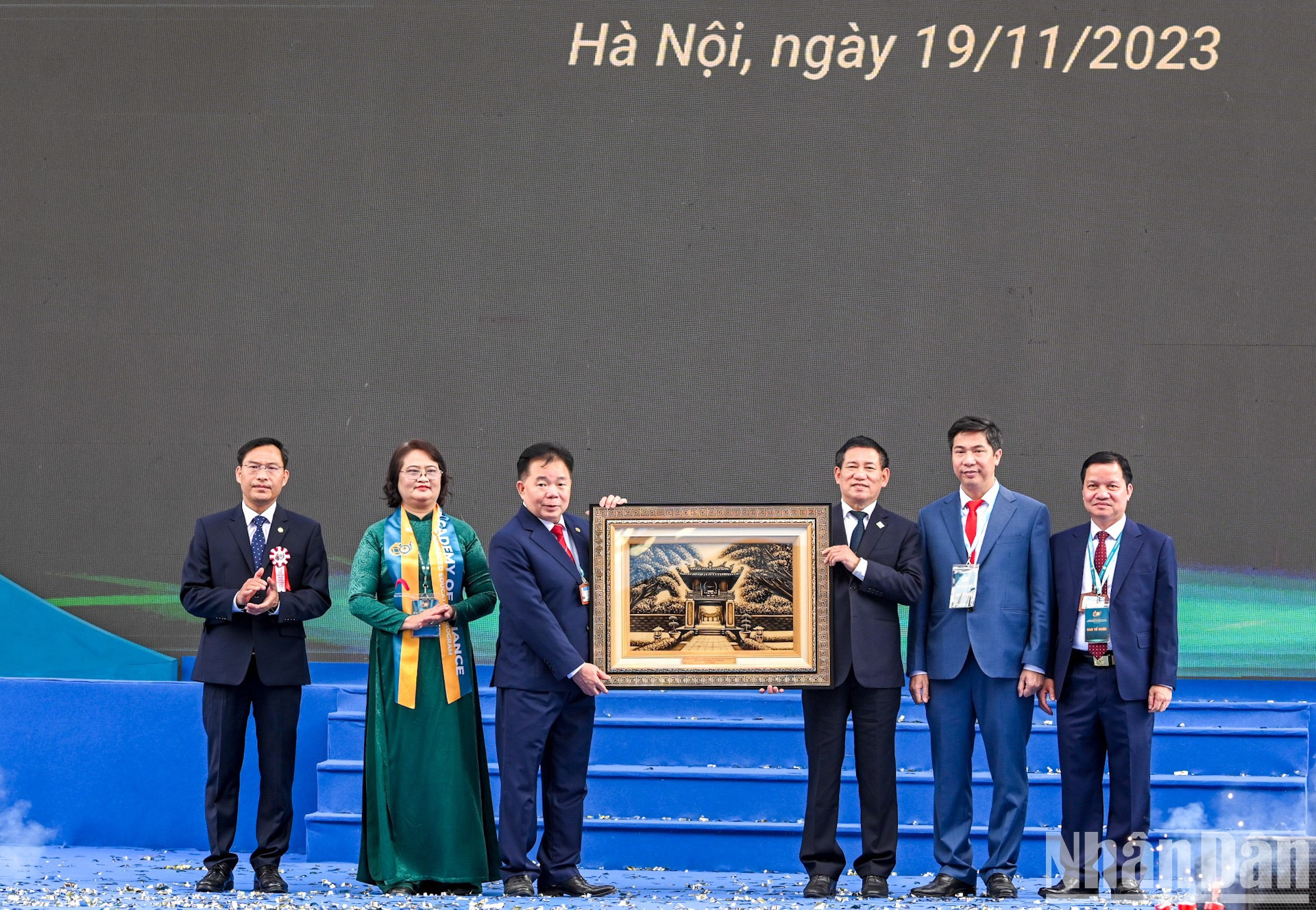 El ministro de Finanzas, Ho Duc Phoc, entrega obsequios a la Academia de Finanzas. El ministro de Finanzas, Ho Duc Phoc, entrega obsequios a la Academia de Finanzas.
