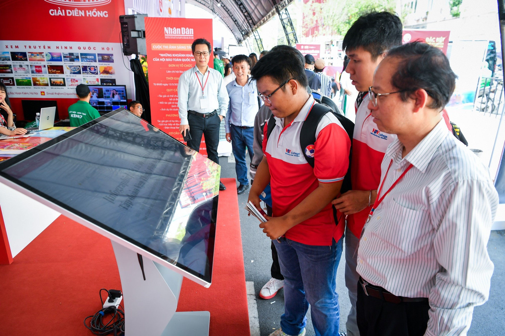 El stand del periódico Nhan Dan (Pueblo). El stand del periódico Nhan Dan (Pueblo).