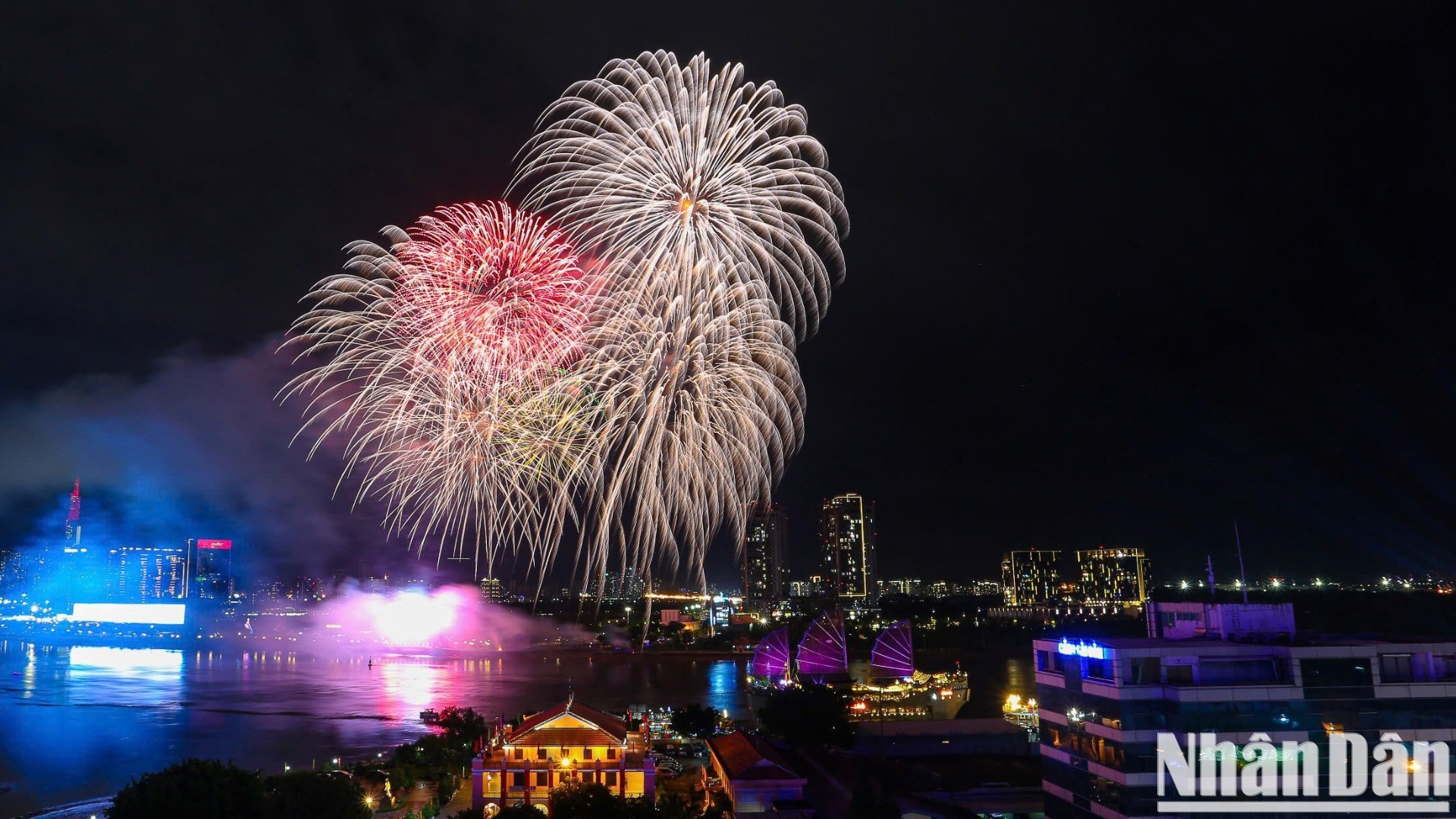 Fuegos artificiales desde la Universidad de Derecho de Ciudad Ho Chi Minh. Fuegos artificiales desde la Universidad de Derecho de Ciudad Ho Chi Minh.