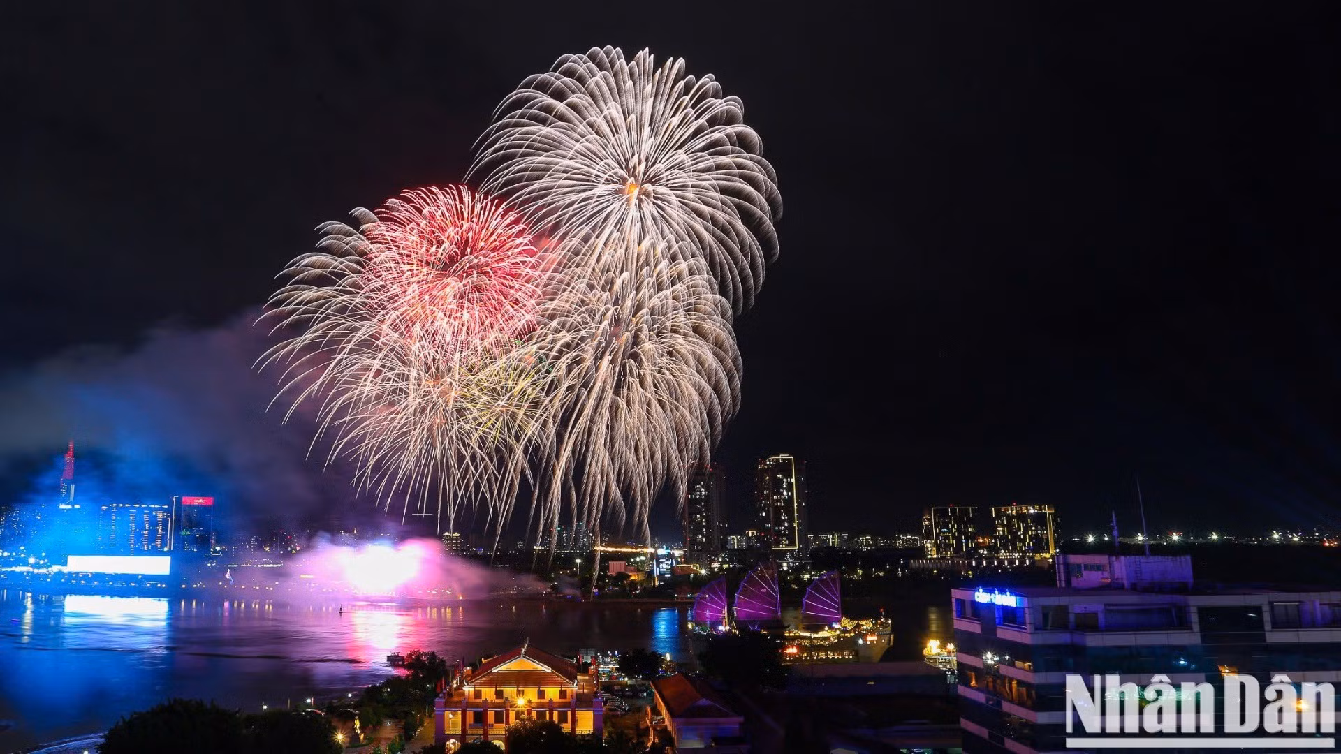 Fuegos artificiales desde la Universidad de Derecho de Ciudad Ho Chi Minh.