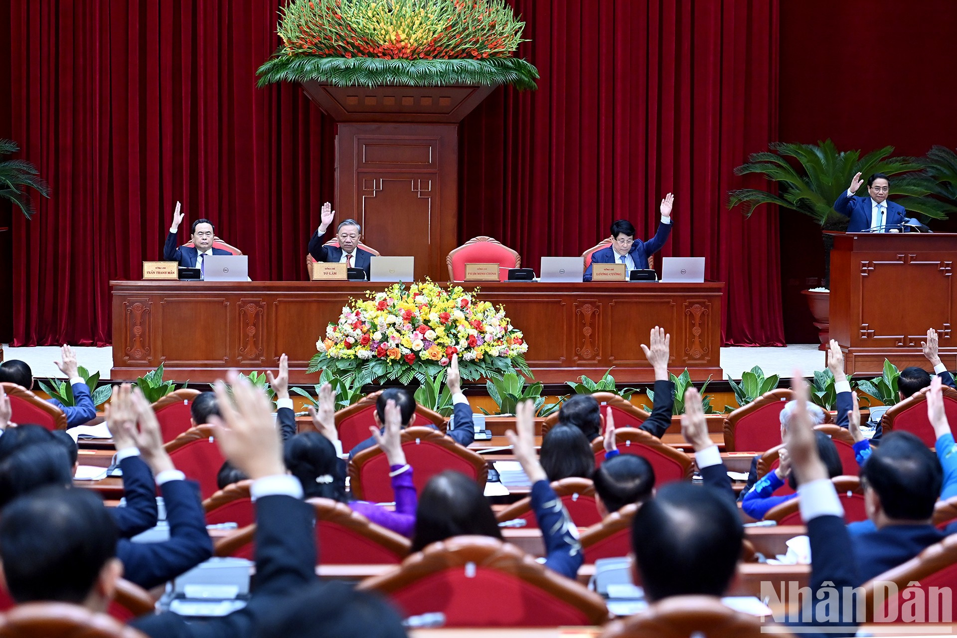 Los dirigentes del Partido y del Estado y delegados aprueban el contenido de la conferencia. Los dirigentes del Partido y del Estado y delegados aprueban el contenido de la conferencia.